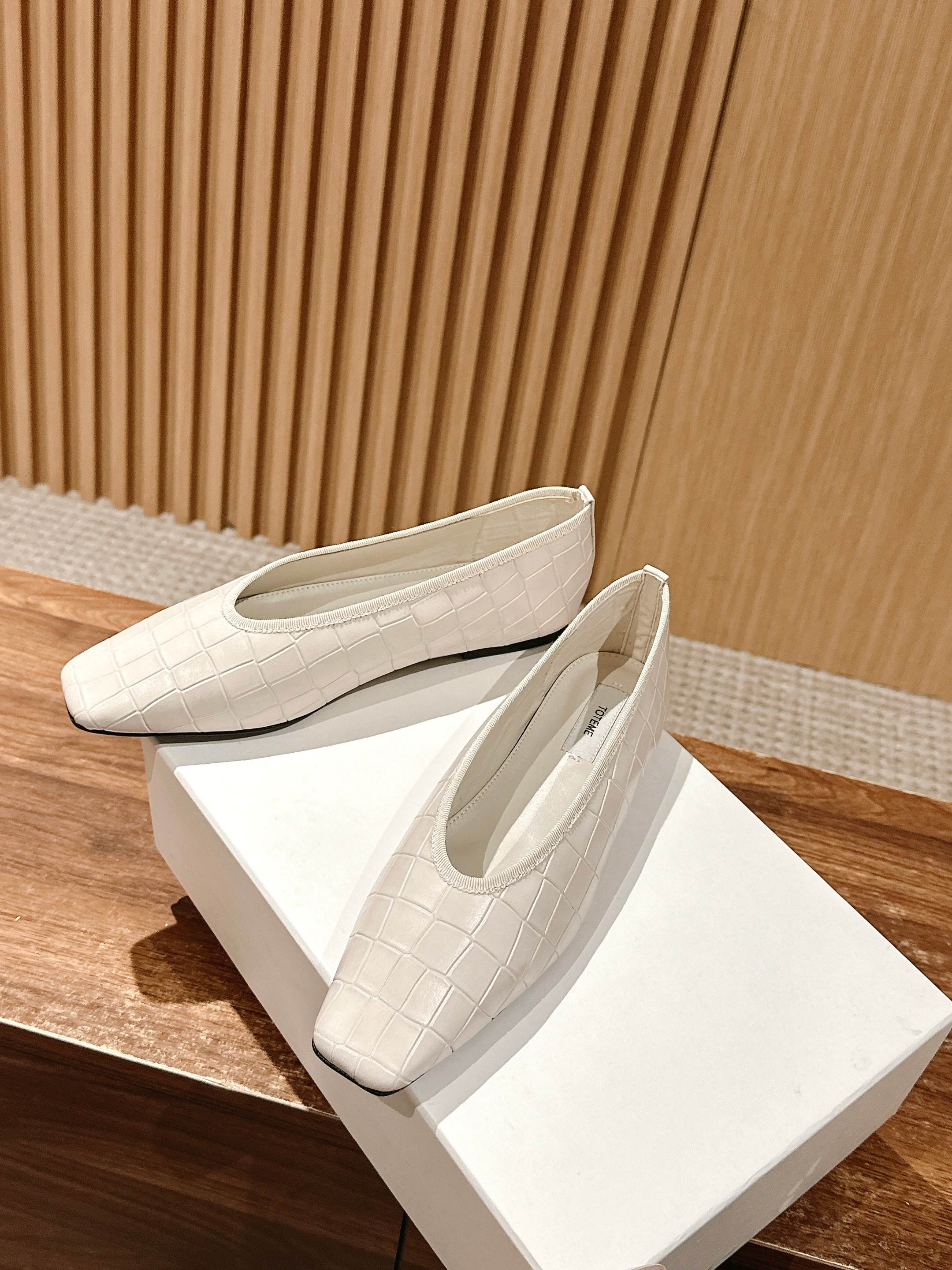 Fashionable and Comfortable: Toteme’s Black Flat Shoes with Gator Skin Design - 图片 4