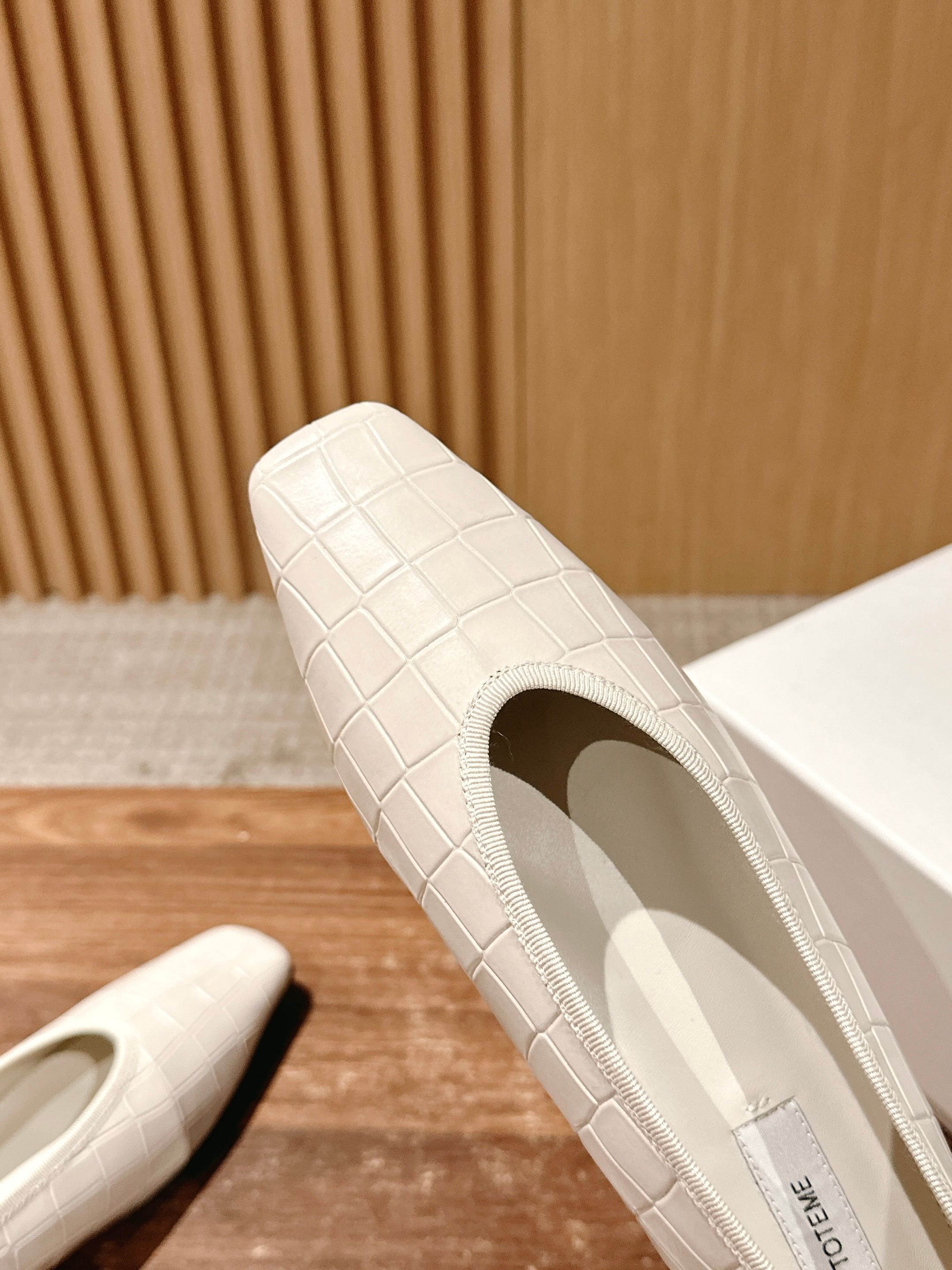 Fashionable and Comfortable: Toteme’s Black Flat Shoes with Gator Skin Design - 图片 8