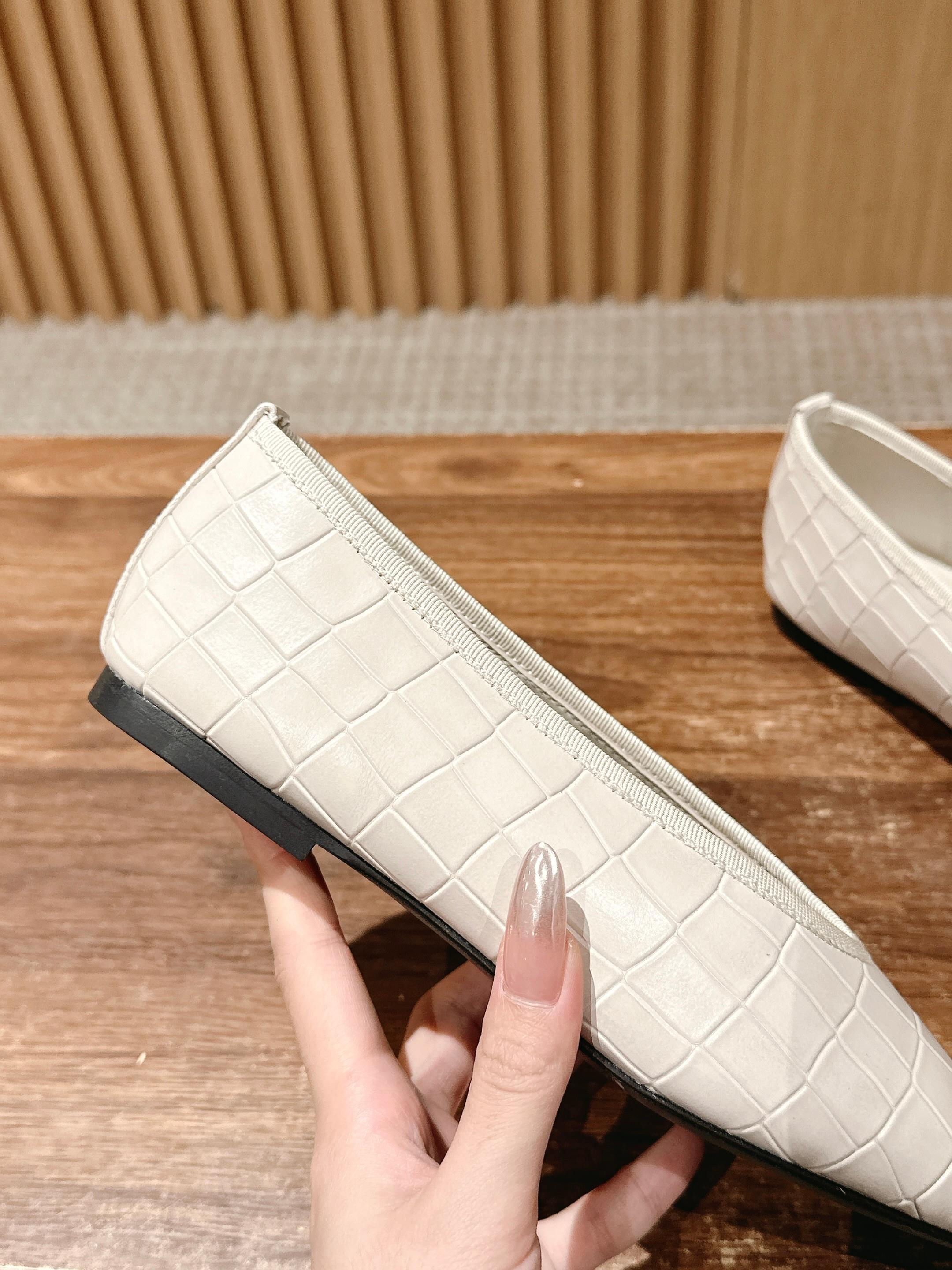 Fashionable and Comfortable: Toteme’s Black Flat Shoes with Gator Skin Design - 图片 7