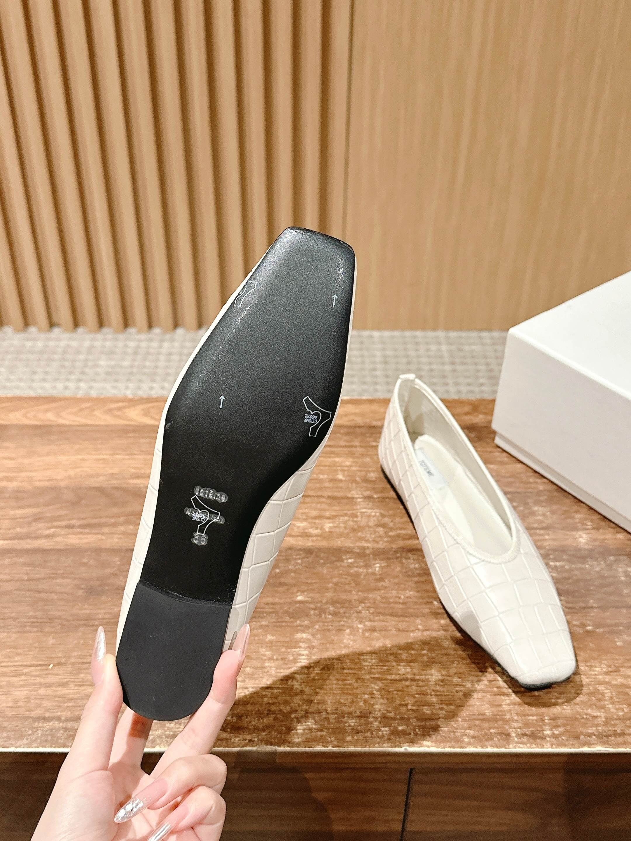 Fashionable and Comfortable: Toteme’s Black Flat Shoes with Gator Skin Design - 图片 9