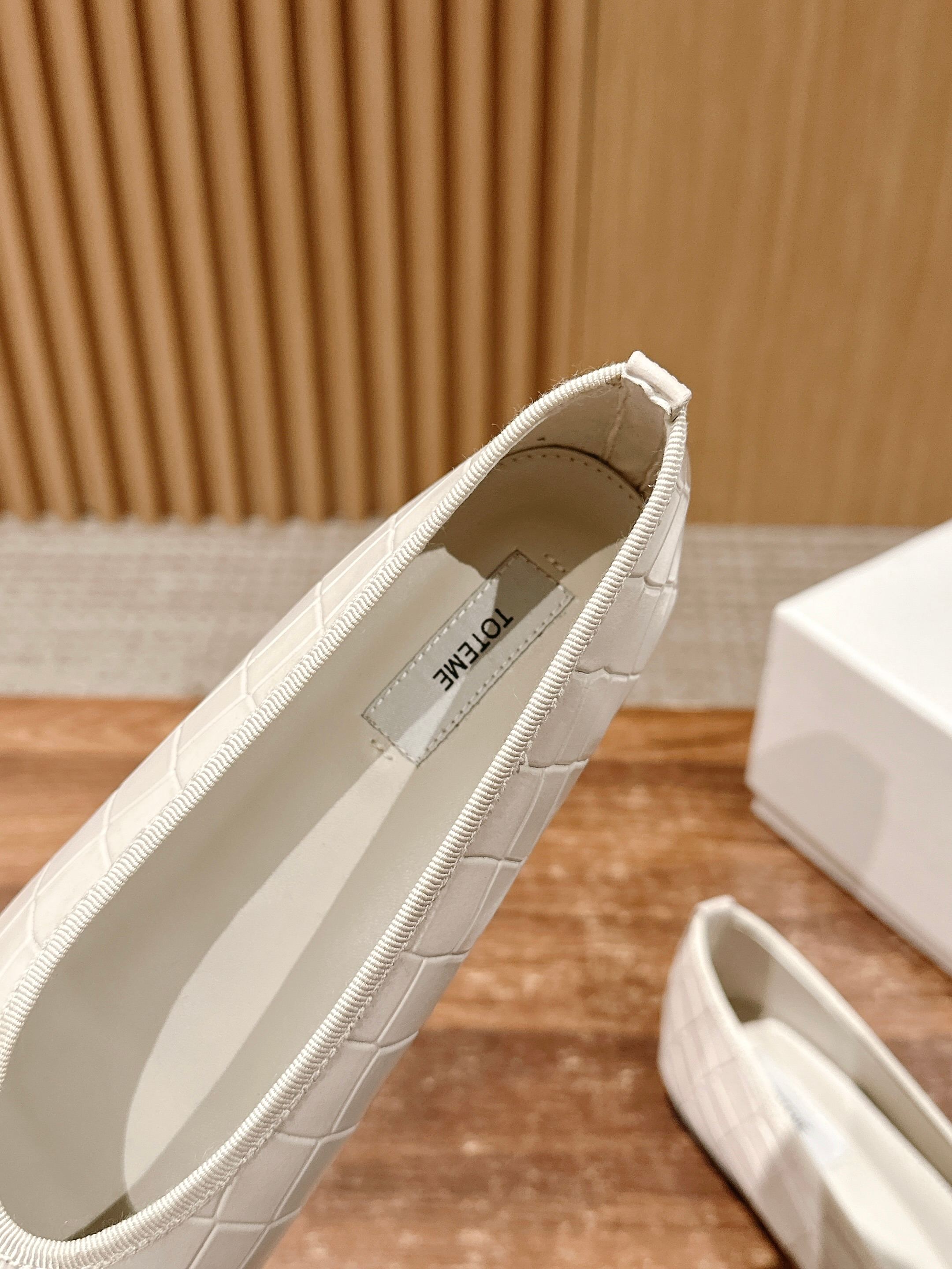 Fashionable and Comfortable: Toteme’s Black Flat Shoes with Gator Skin Design - 图片 6