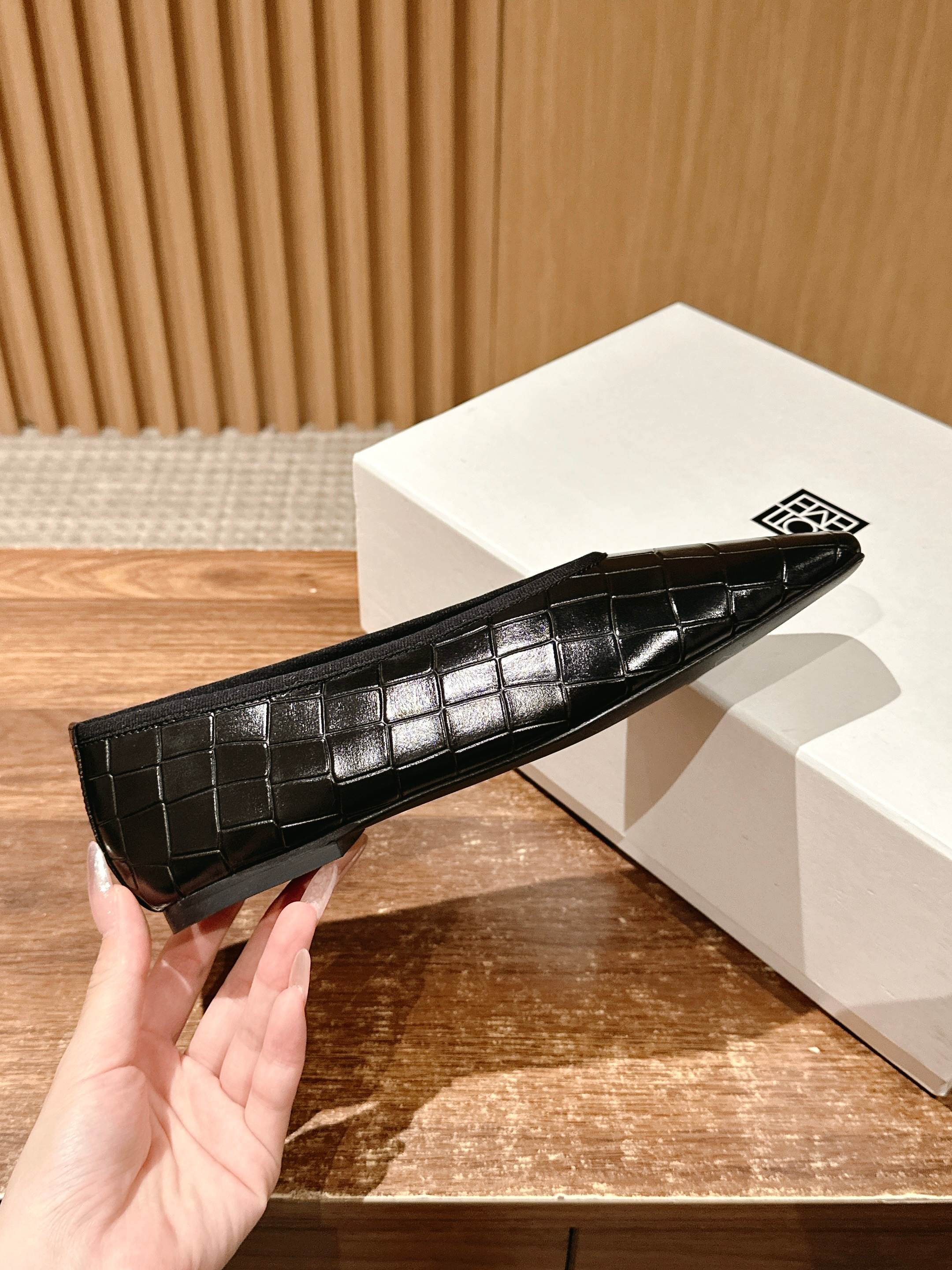 Toteme Black Flat Shoes: Comfortable and Stylish Gator Skin Design for Fashion-forward Individuals - 图片 5