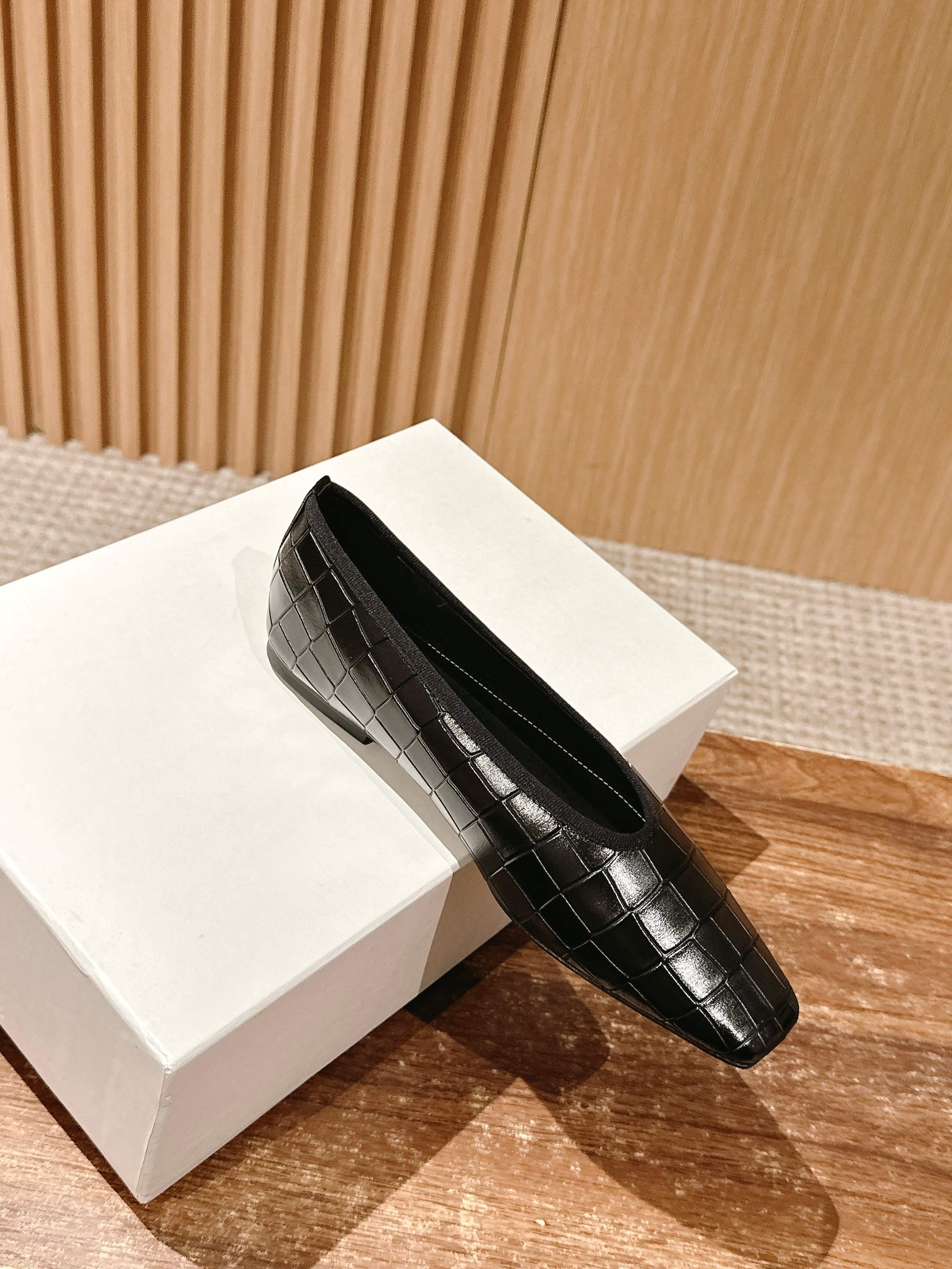 Toteme Black Flat Shoes: Comfortable and Stylish Gator Skin Design for Fashion-forward Individuals - 图片 3