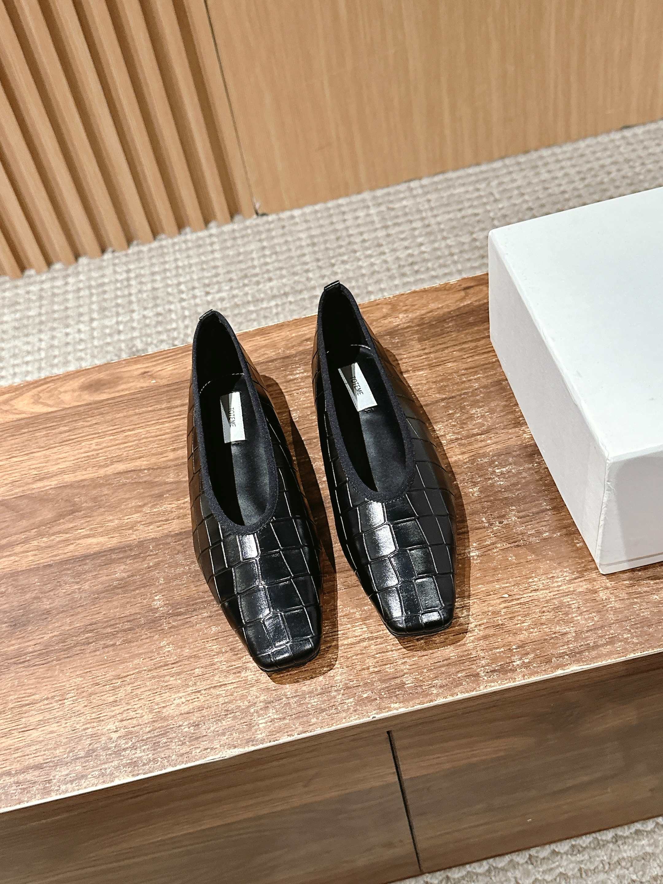 Toteme Black Flat Shoes: Comfortable and Stylish Gator Skin Design for Fashion-forward Individuals