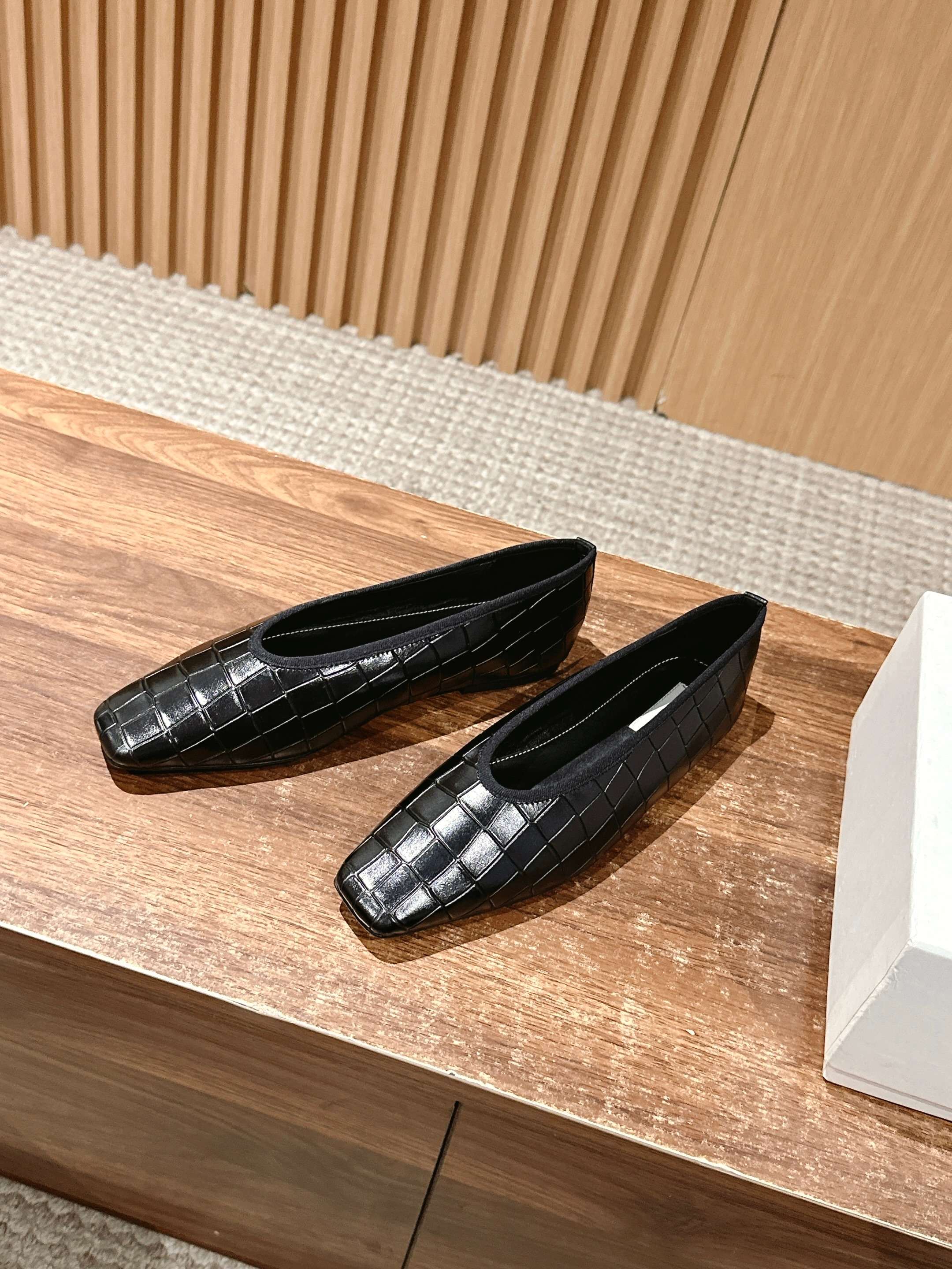 Toteme Black Flat Shoes: Comfortable and Stylish Gator Skin Design for Fashion-forward Individuals - 图片 2