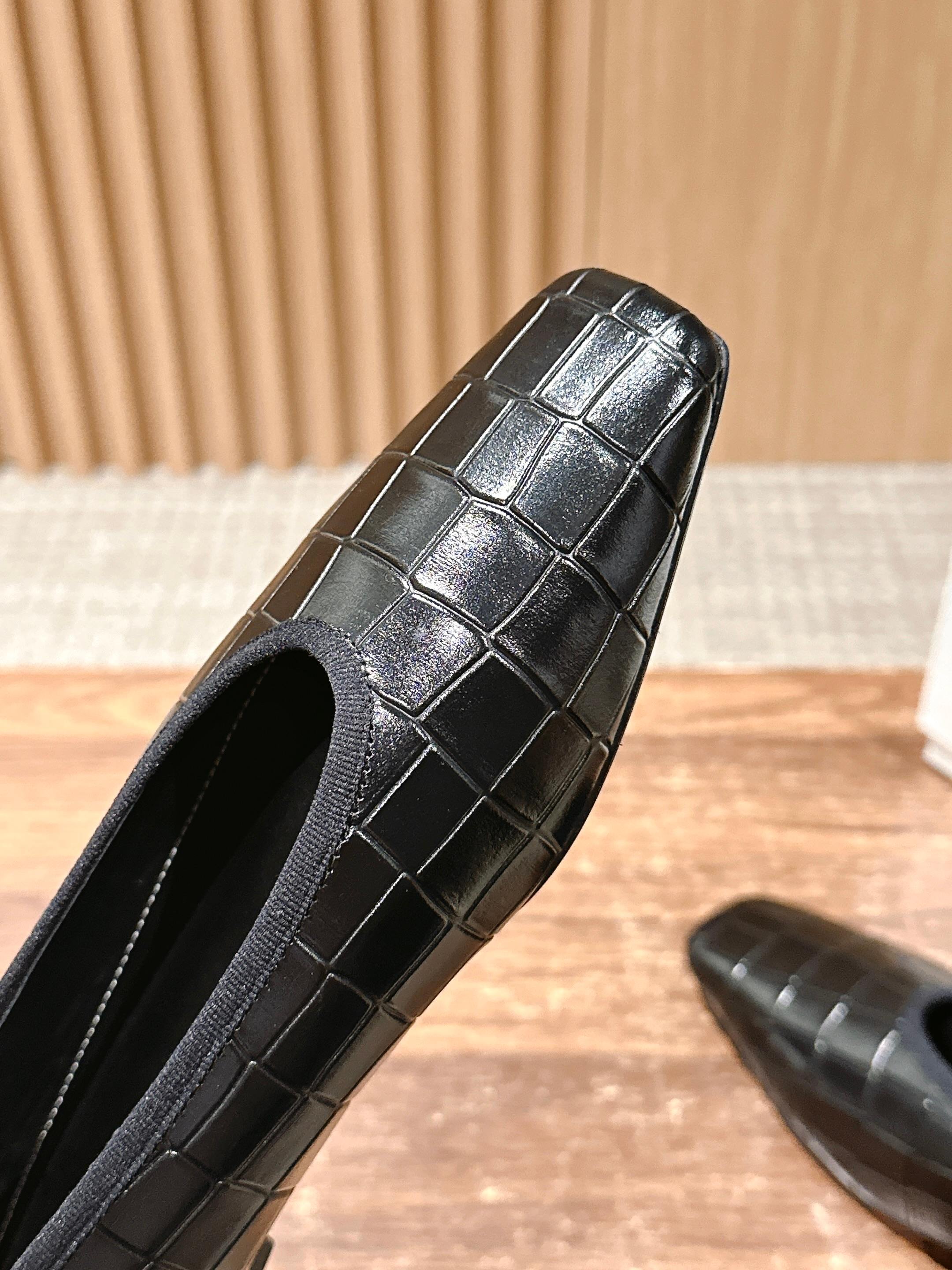 Toteme Black Flat Shoes: Comfortable and Stylish Gator Skin Design for Fashion-forward Individuals - 图片 7