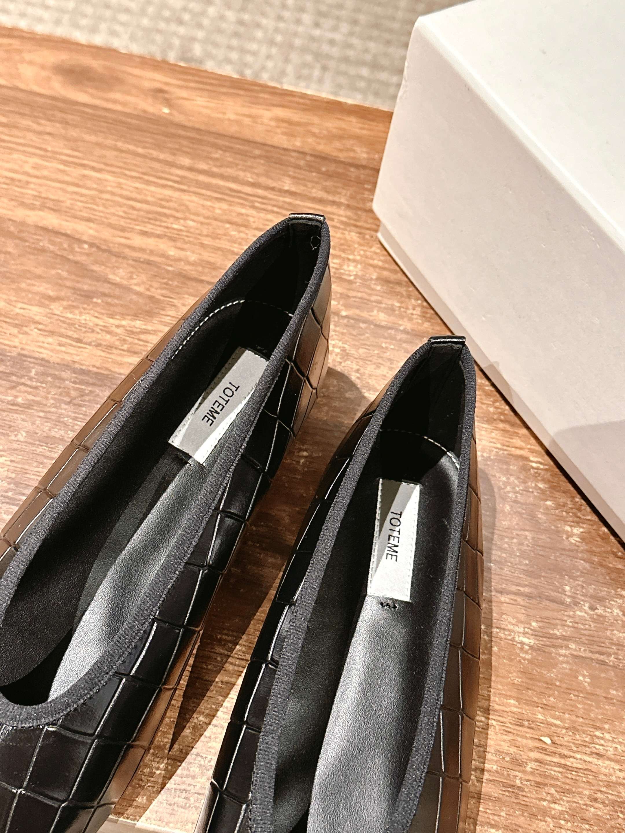Toteme Black Flat Shoes: Comfortable and Stylish Gator Skin Design for Fashion-forward Individuals - 图片 6