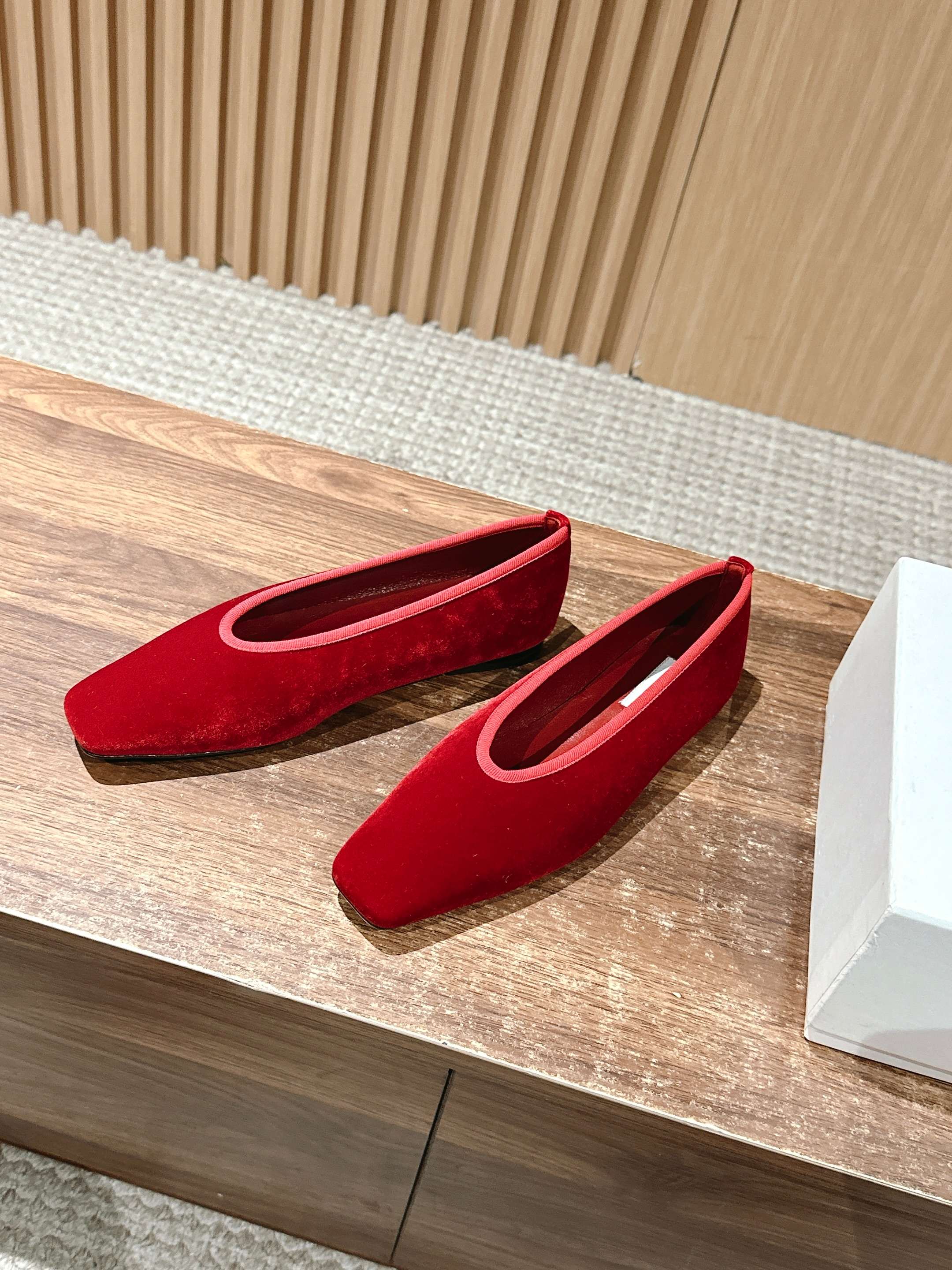 Toteme Black Flat Shoes with Gator Skin Corset Design for Comfort and Style - 图片 2