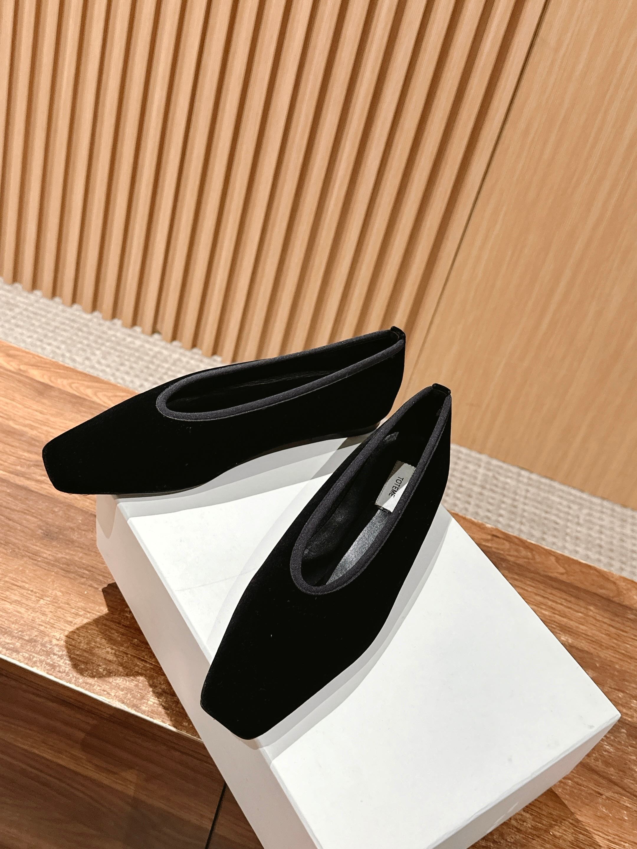 Toteme Black Gator Skin Flat Shoes with Unique Stone-Printed Sole - 图片 4