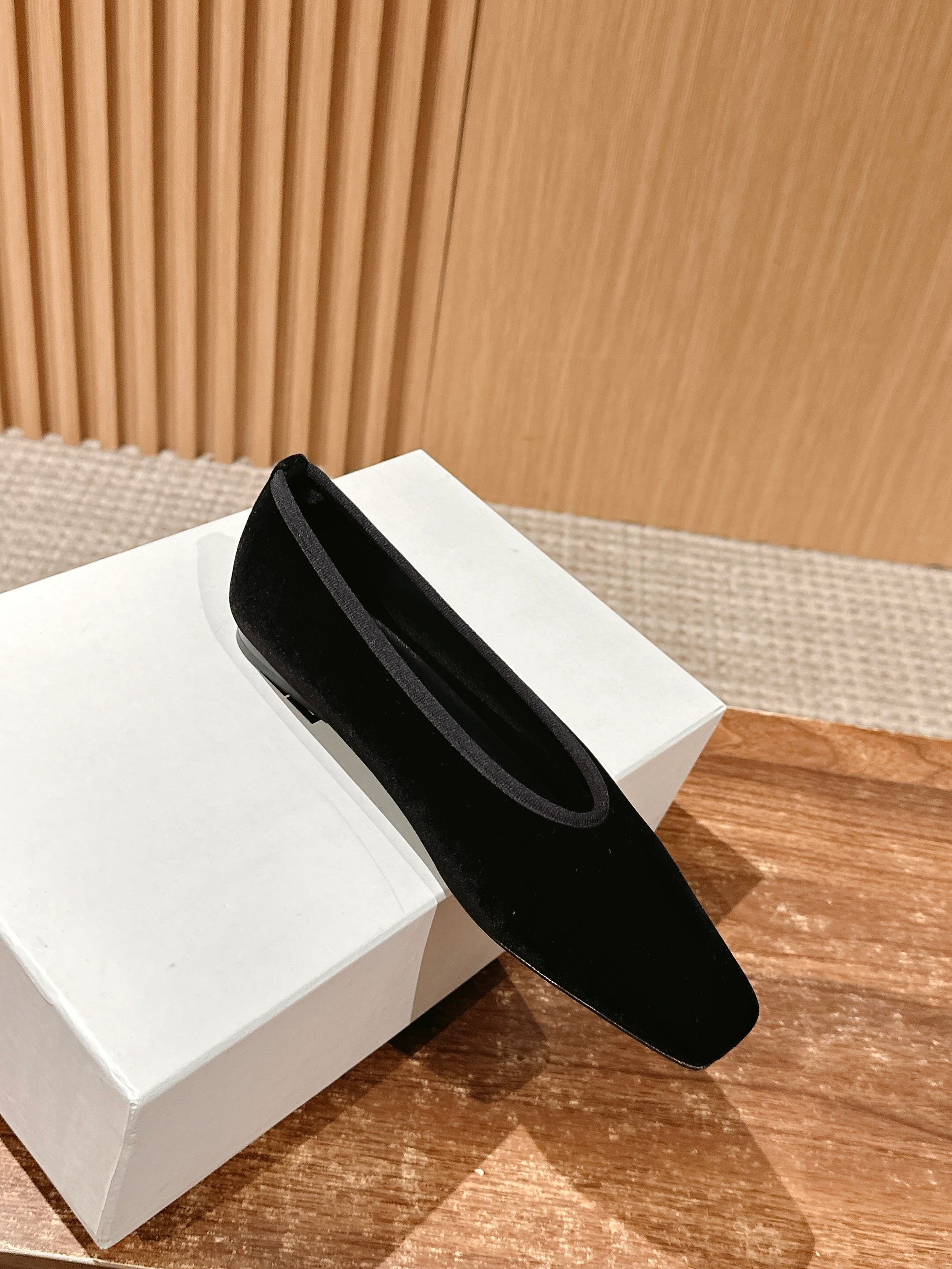 Toteme Black Gator Skin Flat Shoes with Unique Stone-Printed Sole - 图片 3