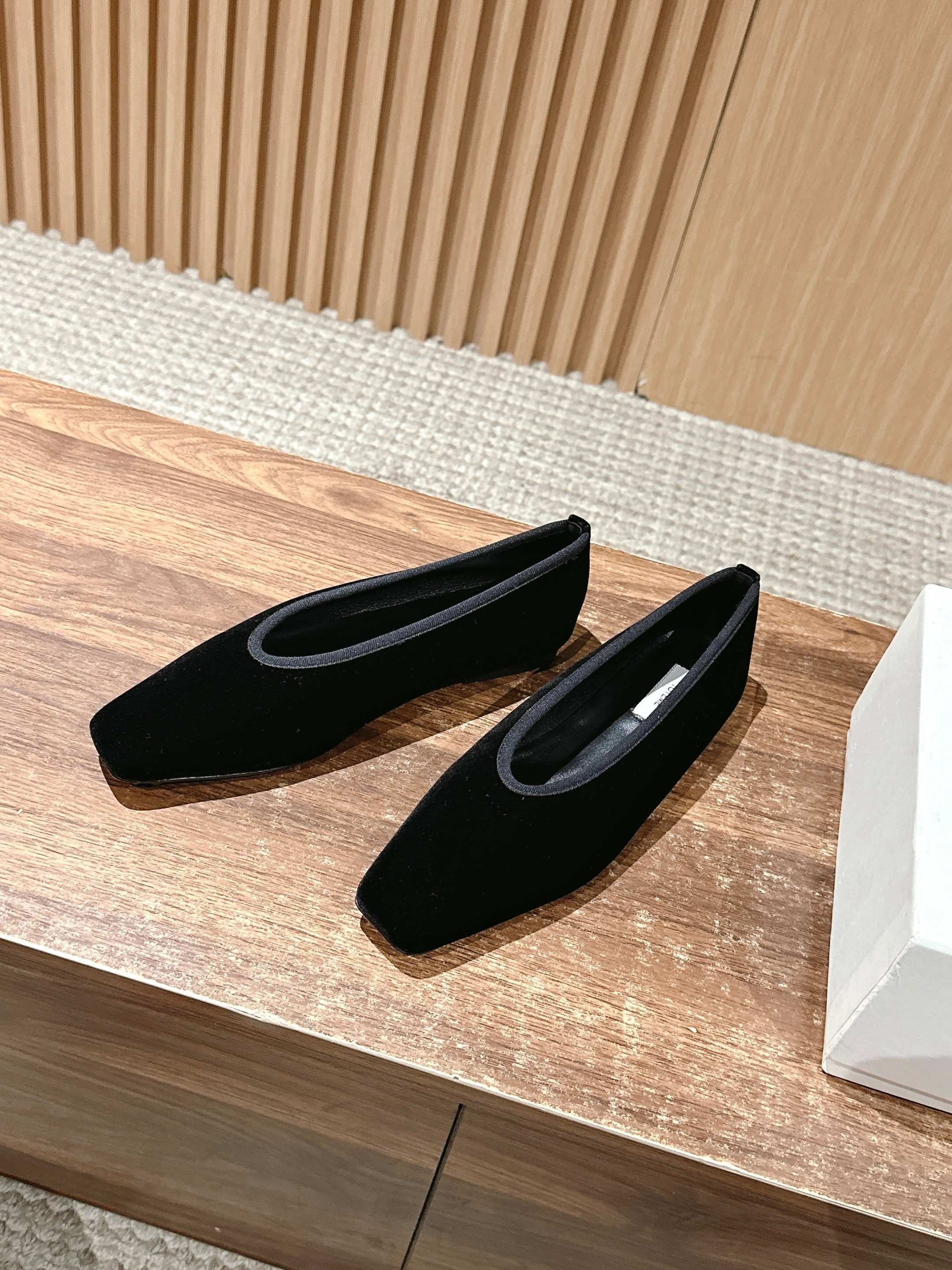 Toteme Black Gator Skin Flat Shoes with Unique Stone-Printed Sole - 图片 2