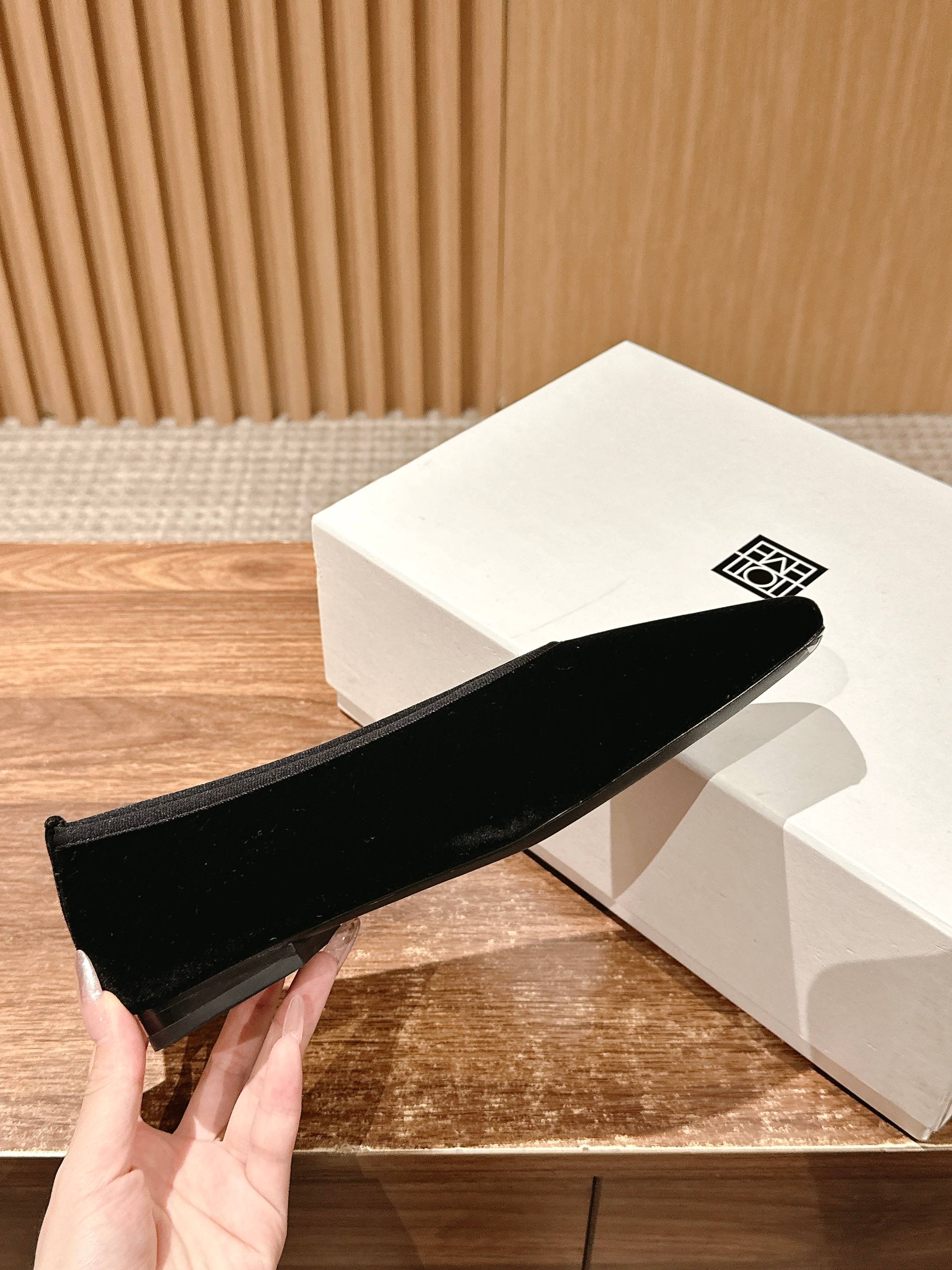 Toteme Black Gator Skin Flat Shoes with Unique Stone-Printed Sole - 图片 5