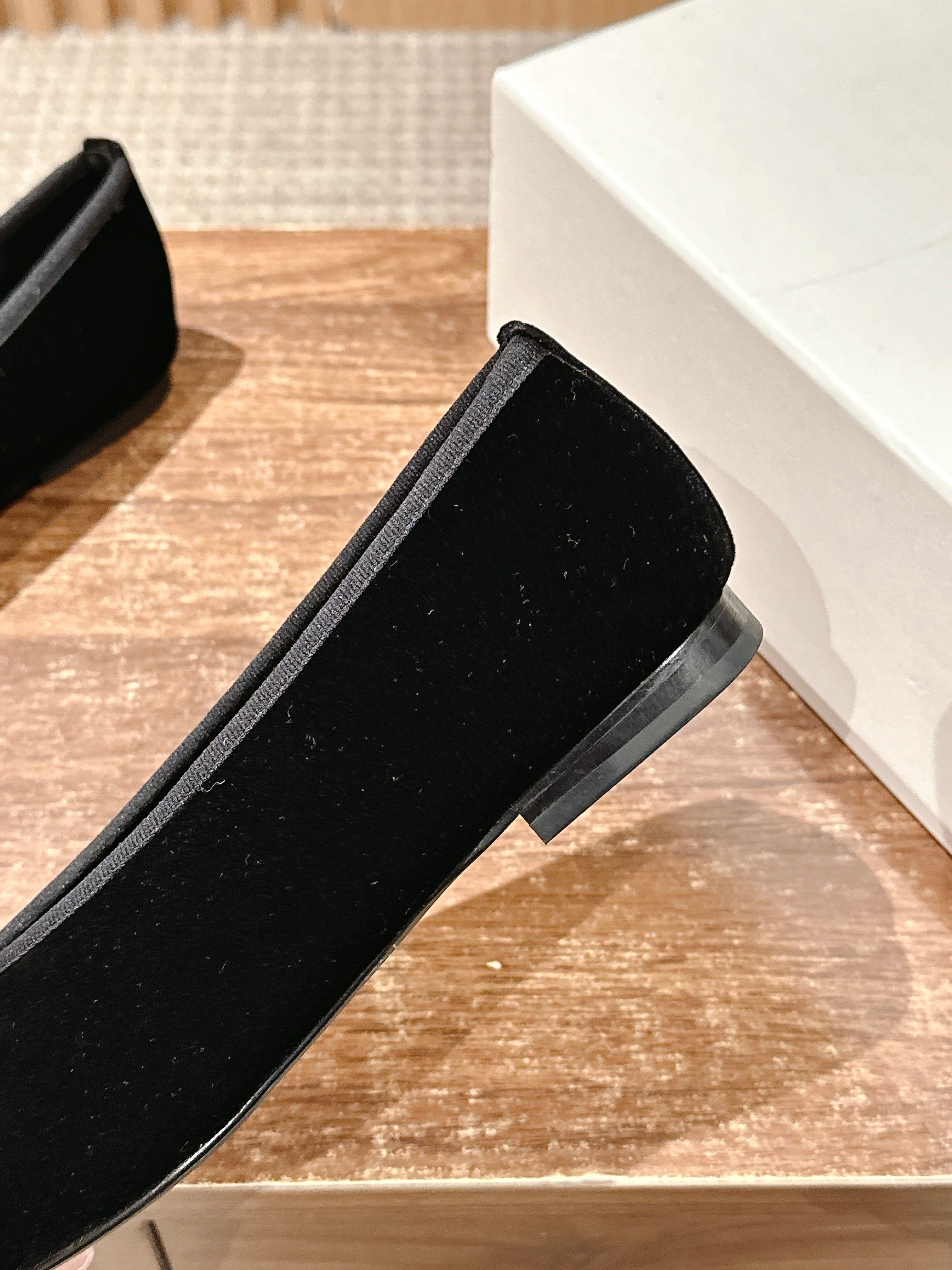 Toteme Black Gator Skin Flat Shoes with Unique Stone-Printed Sole - 图片 7