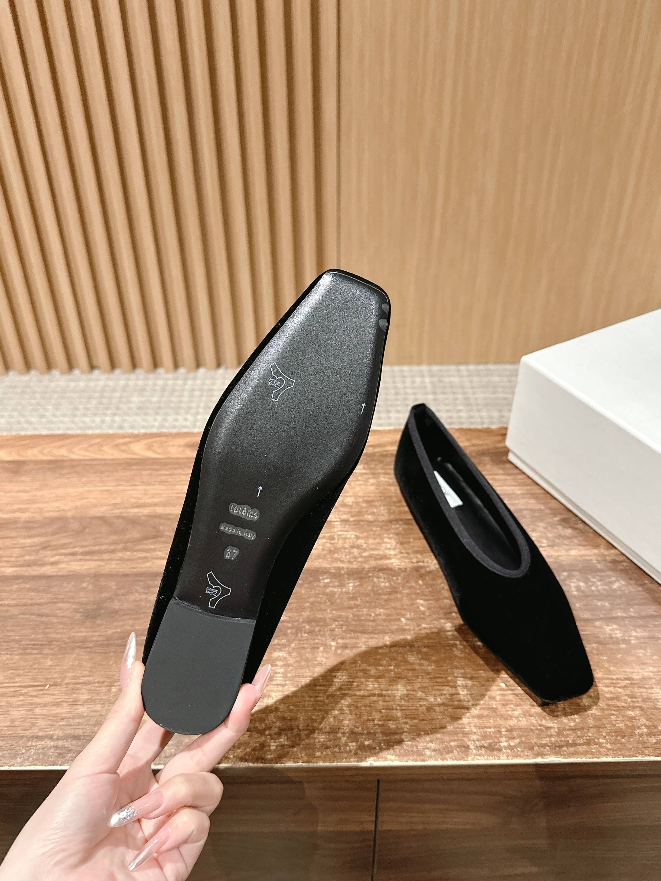 Toteme Black Gator Skin Flat Shoes with Unique Stone-Printed Sole - 图片 9