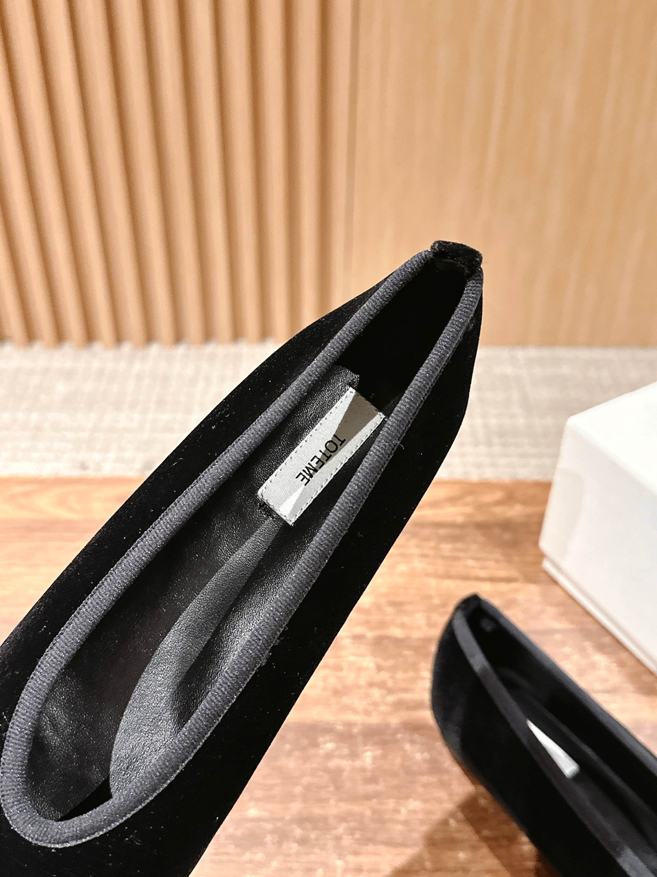 Toteme Black Gator Skin Flat Shoes with Unique Stone-Printed Sole - 图片 6