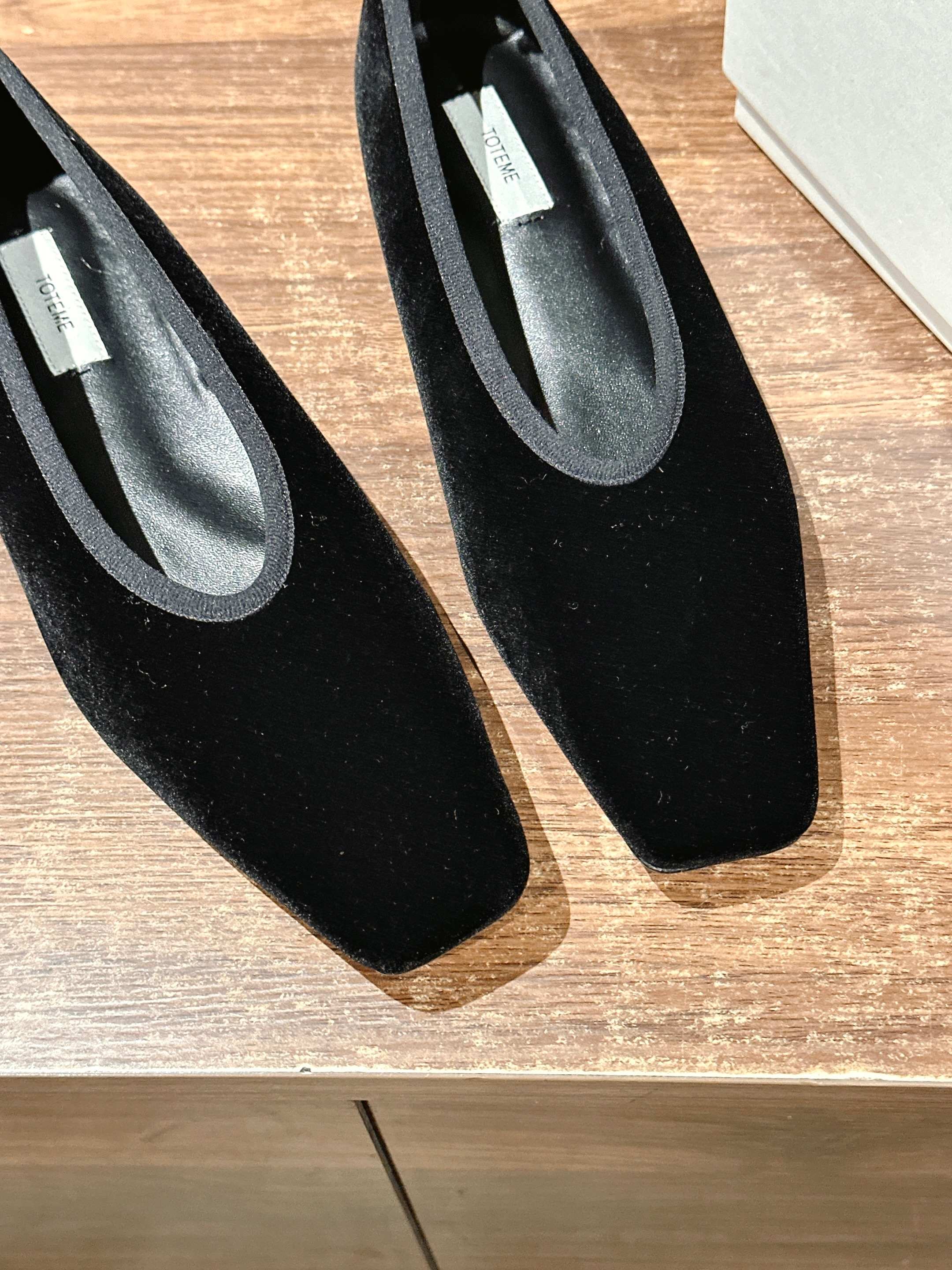 Toteme Black Gator Skin Flat Shoes with Unique Stone-Printed Sole - 图片 8