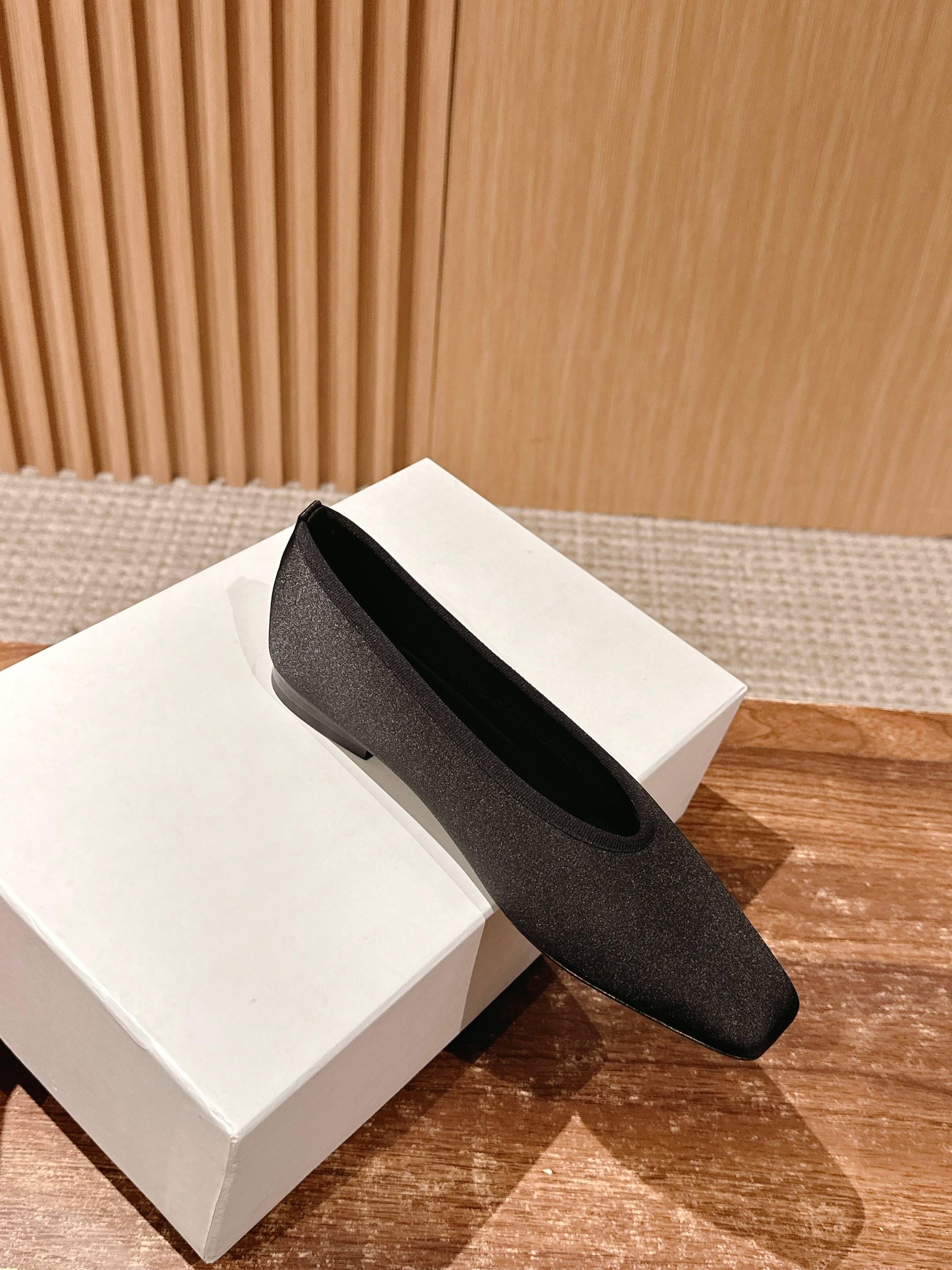 Fashionable and Comfortable: Toteme 2025 Stone-Printed Sole Shoes - 图片 3