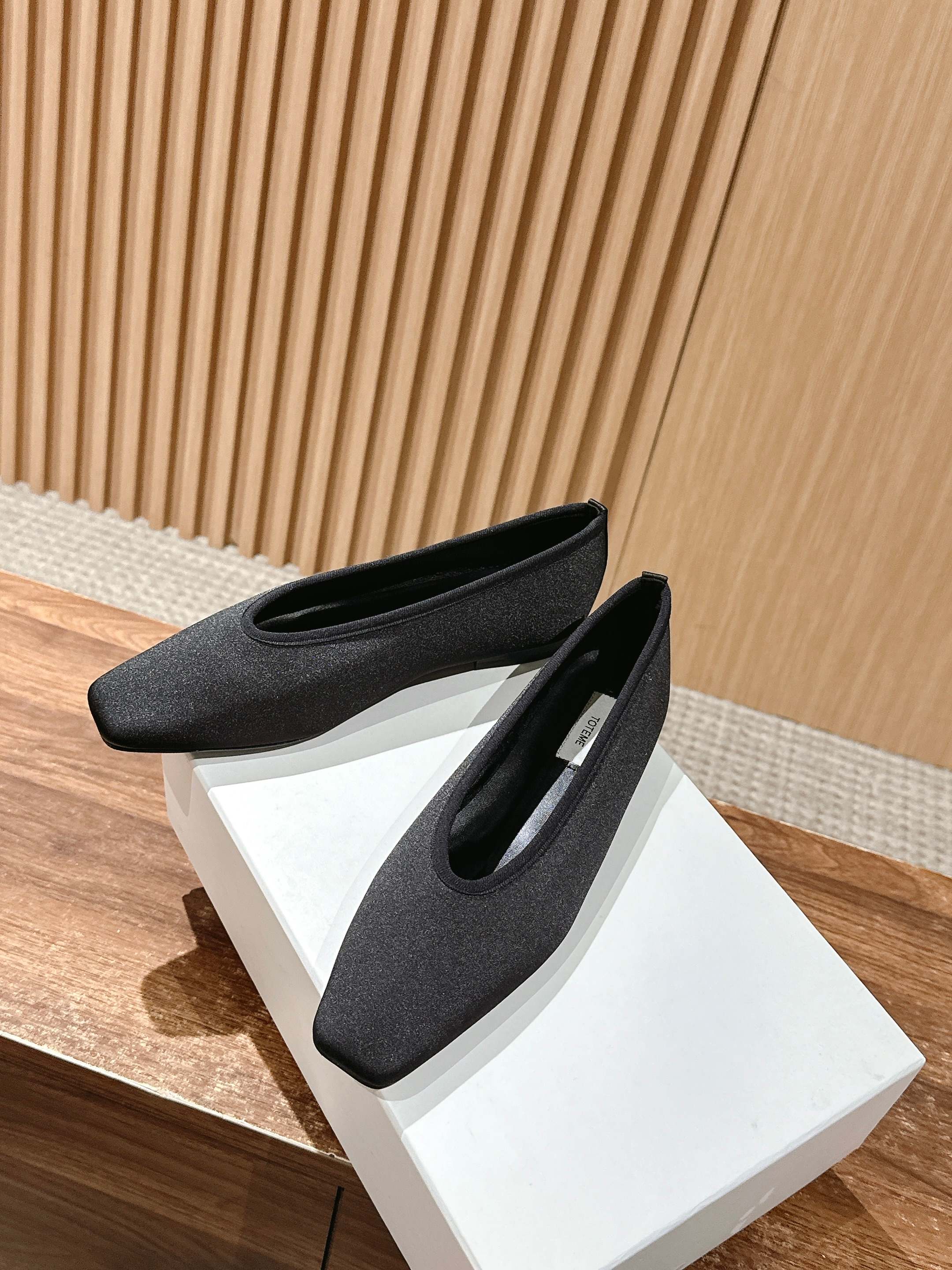 Fashionable and Comfortable: Toteme 2025 Stone-Printed Sole Shoes - 图片 4