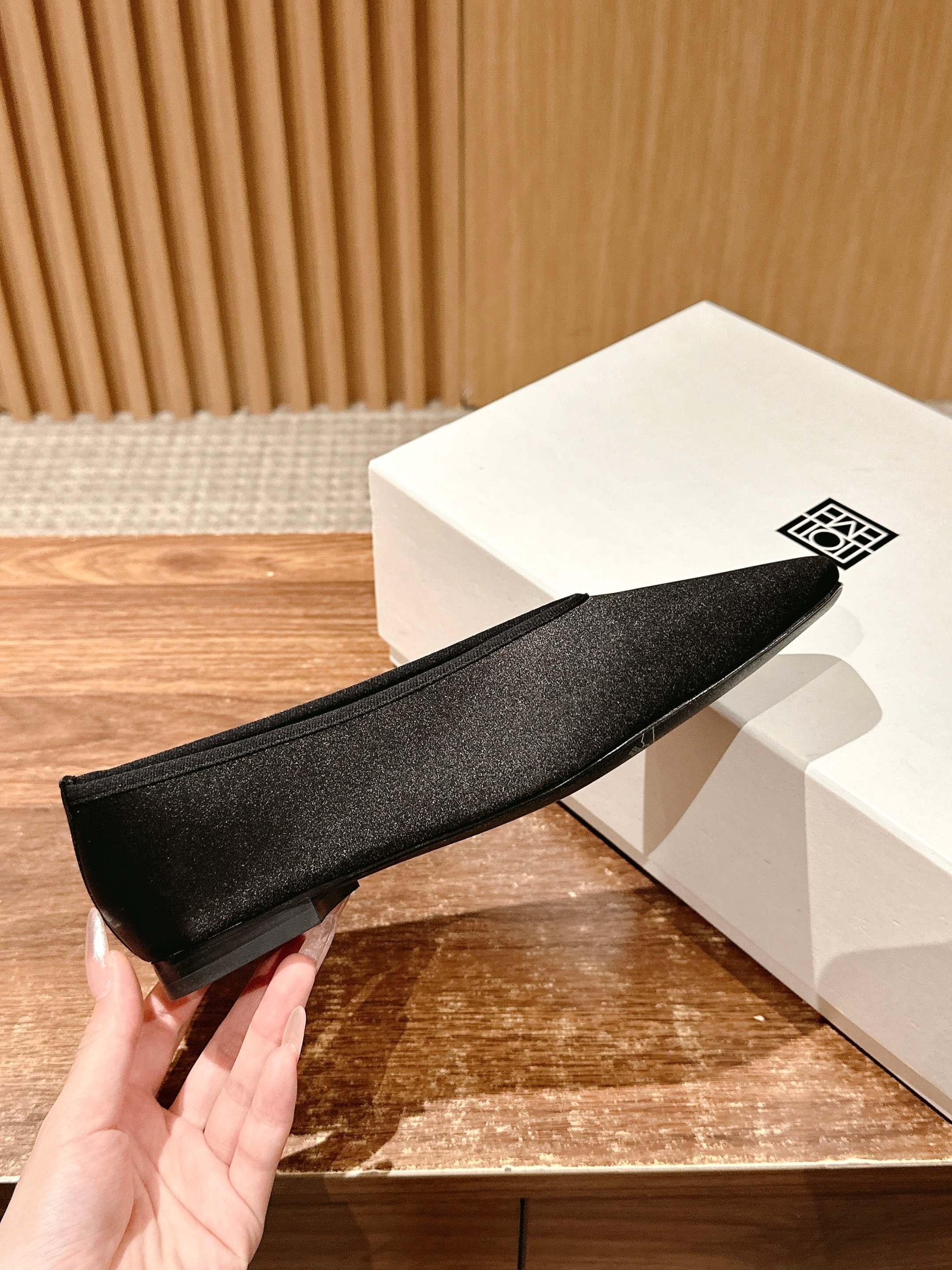 Fashionable and Comfortable: Toteme 2025 Stone-Printed Sole Shoes - 图片 5