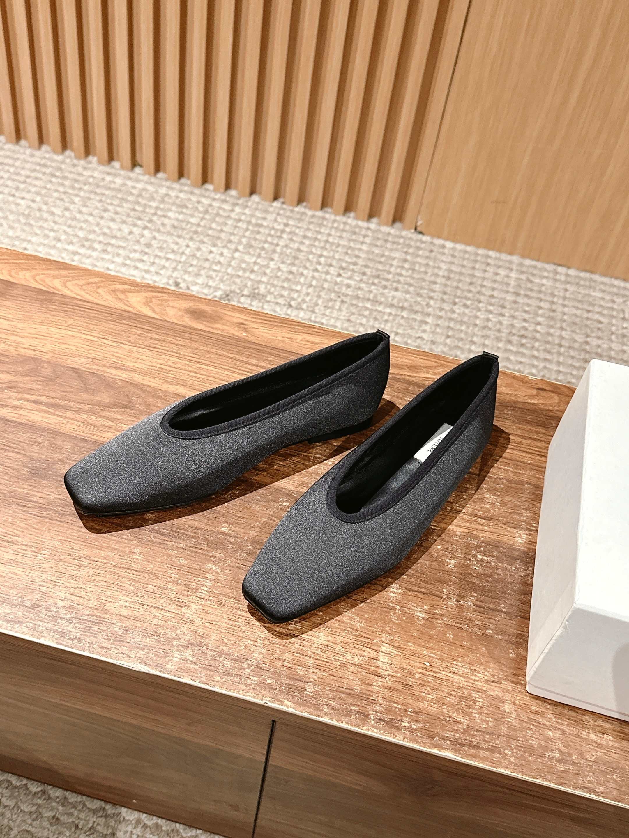 Fashionable and Comfortable: Toteme 2025 Stone-Printed Sole Shoes - 图片 2