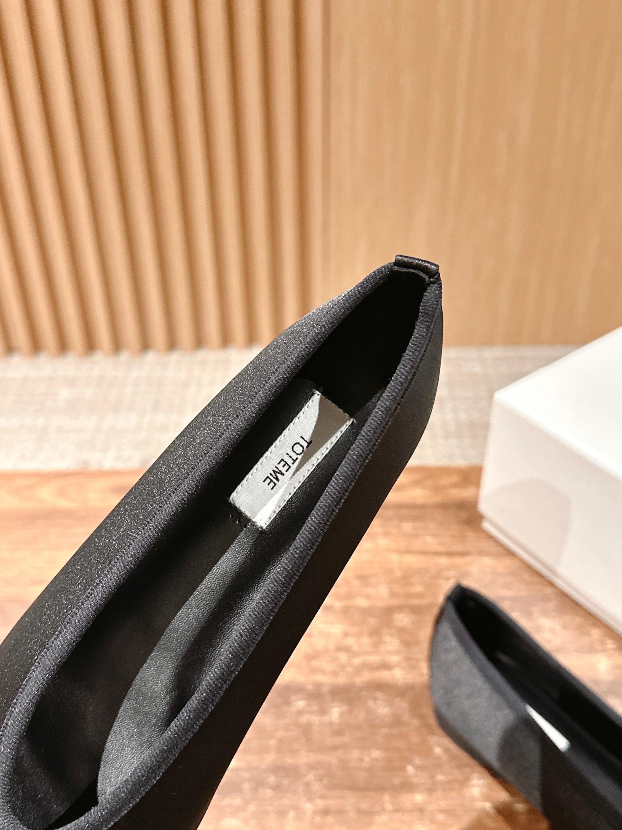 Fashionable and Comfortable: Toteme 2025 Stone-Printed Sole Shoes - 图片 6