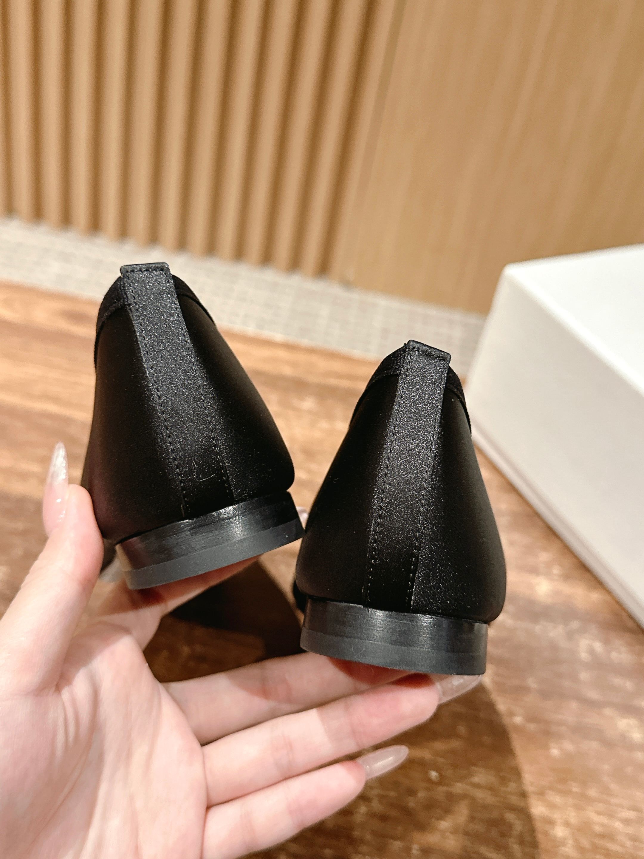 Fashionable and Comfortable: Toteme 2025 Stone-Printed Sole Shoes - 图片 8