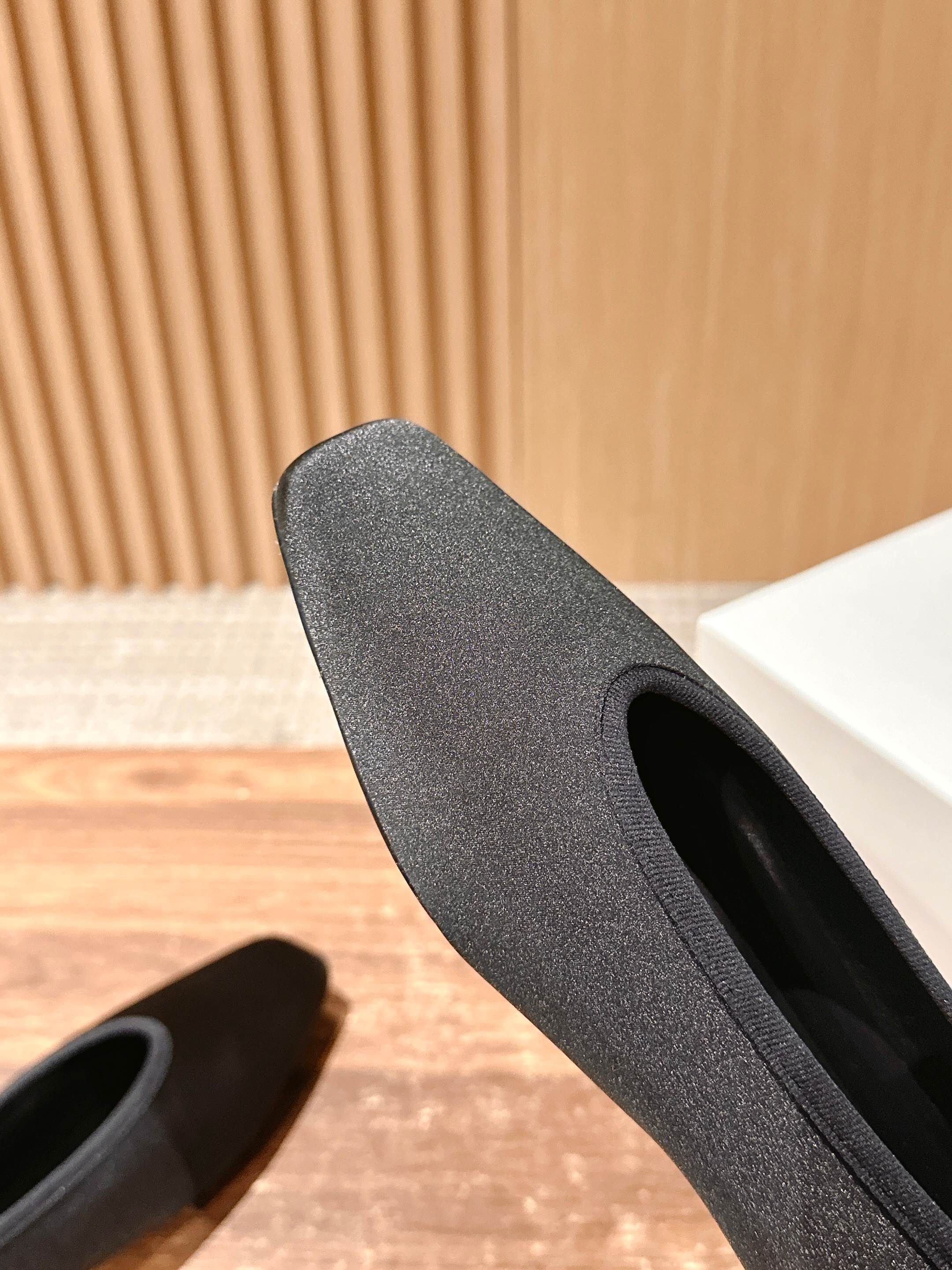 Fashionable and Comfortable: Toteme 2025 Stone-Printed Sole Shoes - 图片 7