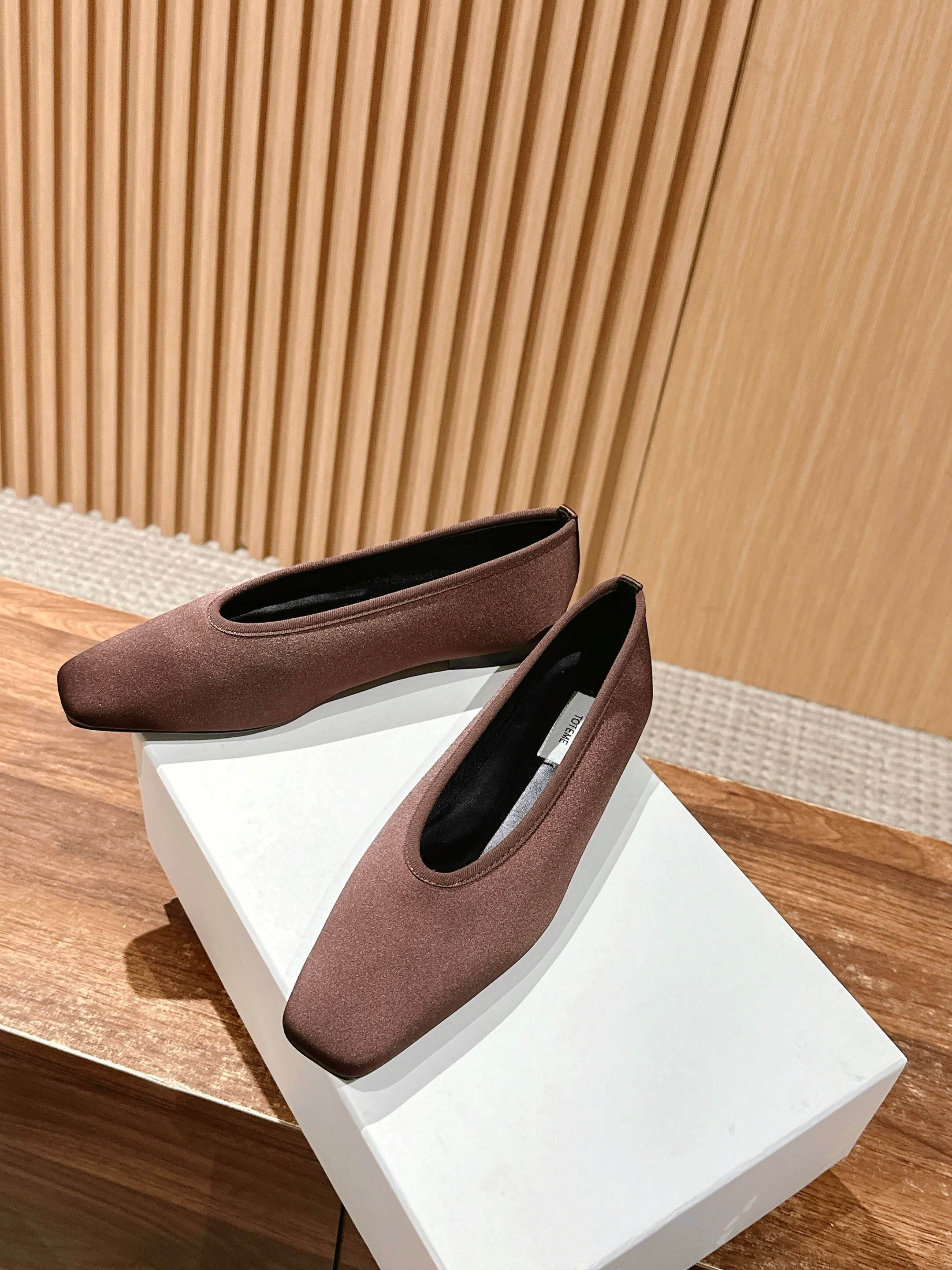 Toteme Black Flat Shoes with Gator Skin Corset Design for Comfort and Style - 图片 4
