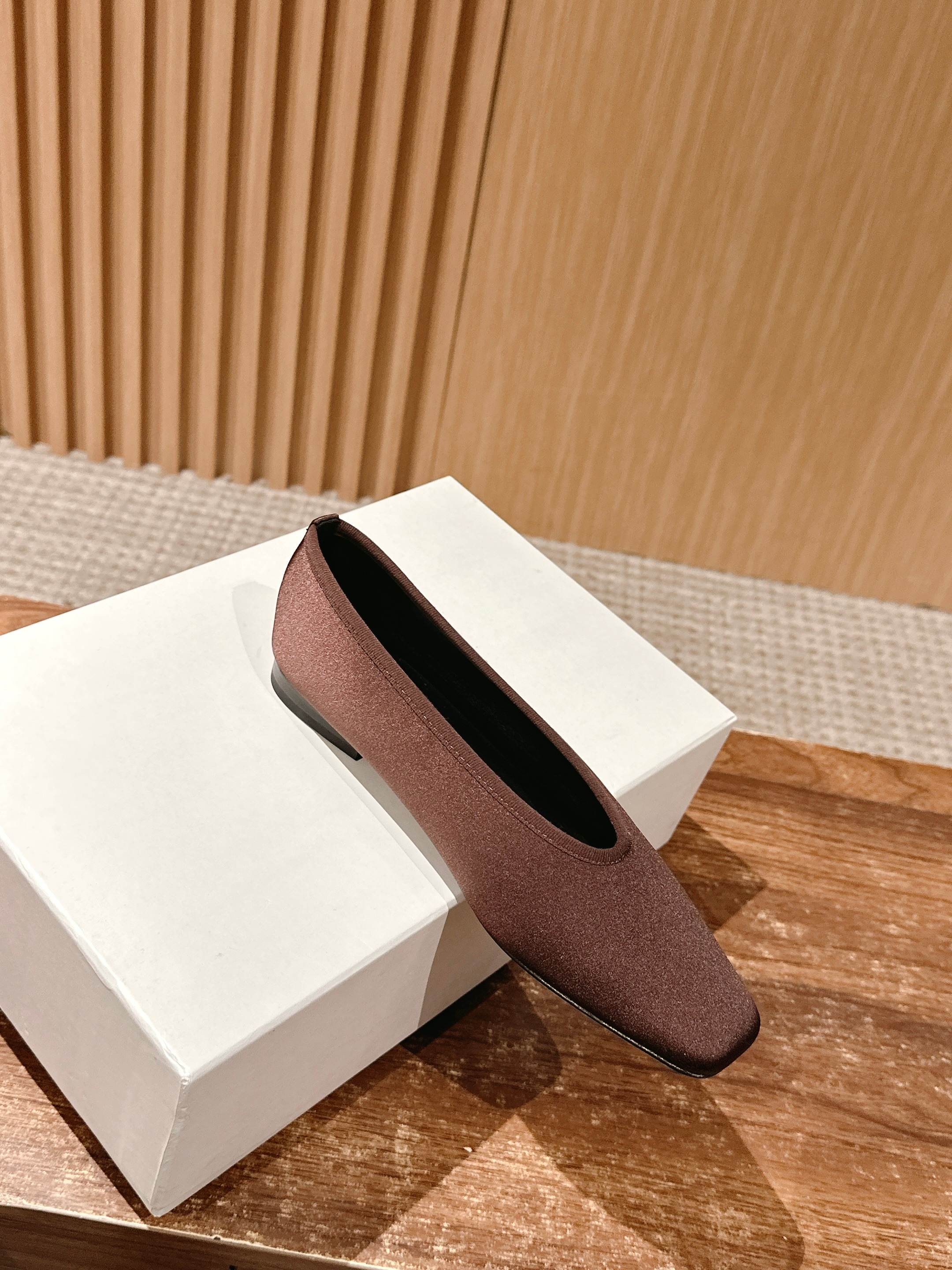 Toteme Black Flat Shoes with Gator Skin Corset Design for Comfort and Style - 图片 3