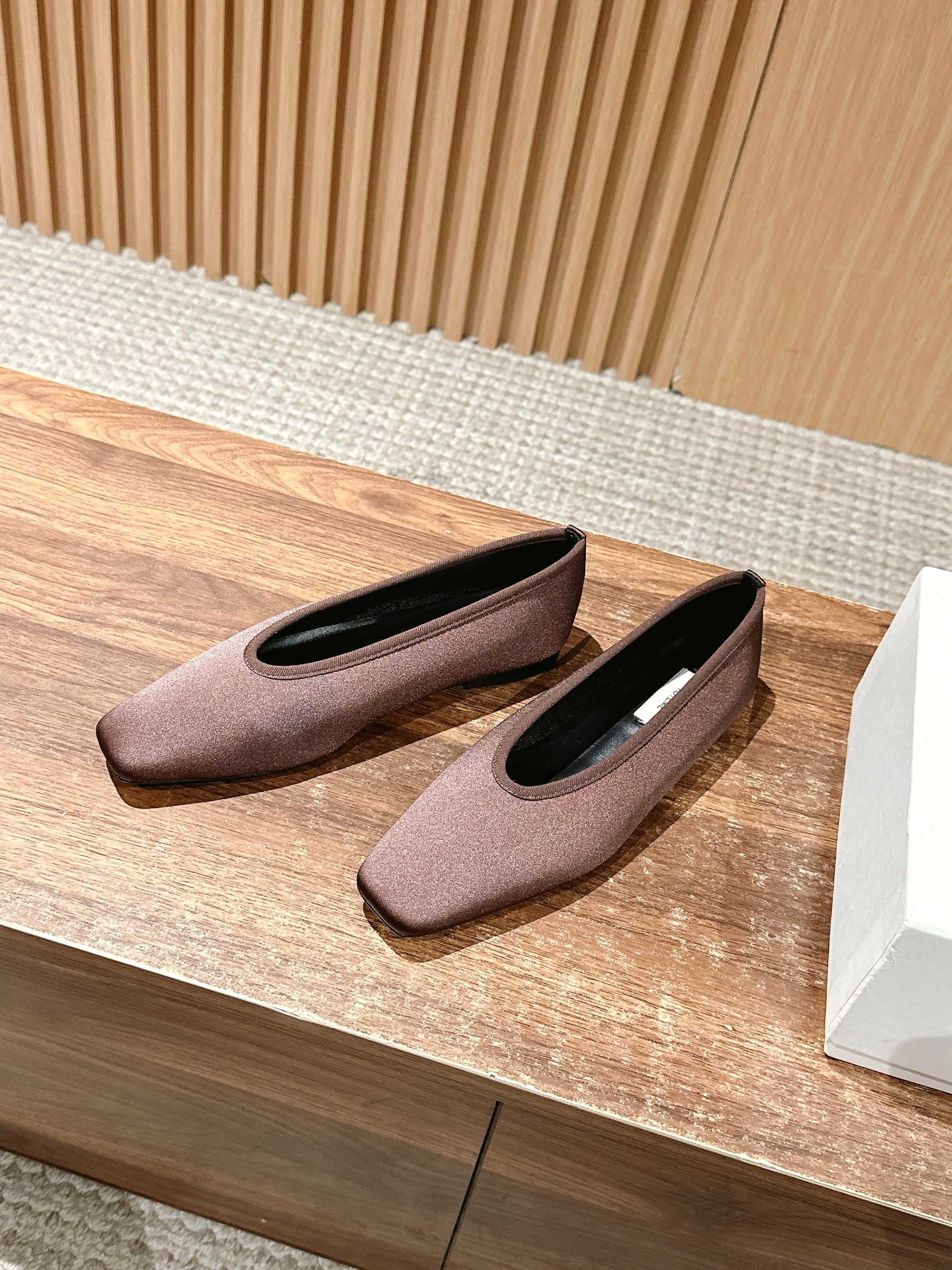 Toteme Black Flat Shoes with Gator Skin Corset Design for Comfort and Style - 图片 2
