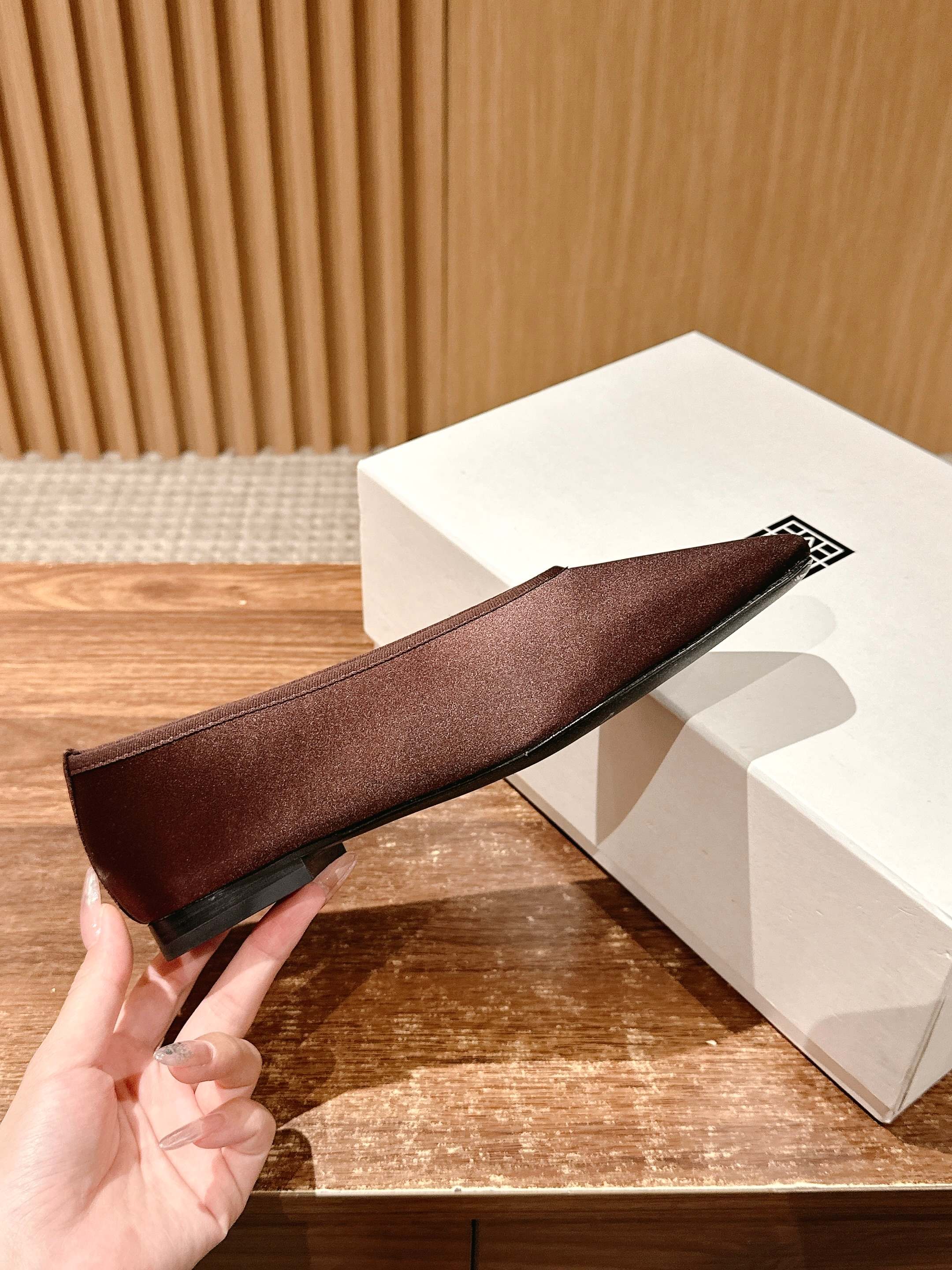 Toteme Black Flat Shoes with Gator Skin Corset Design for Comfort and Style - 图片 5