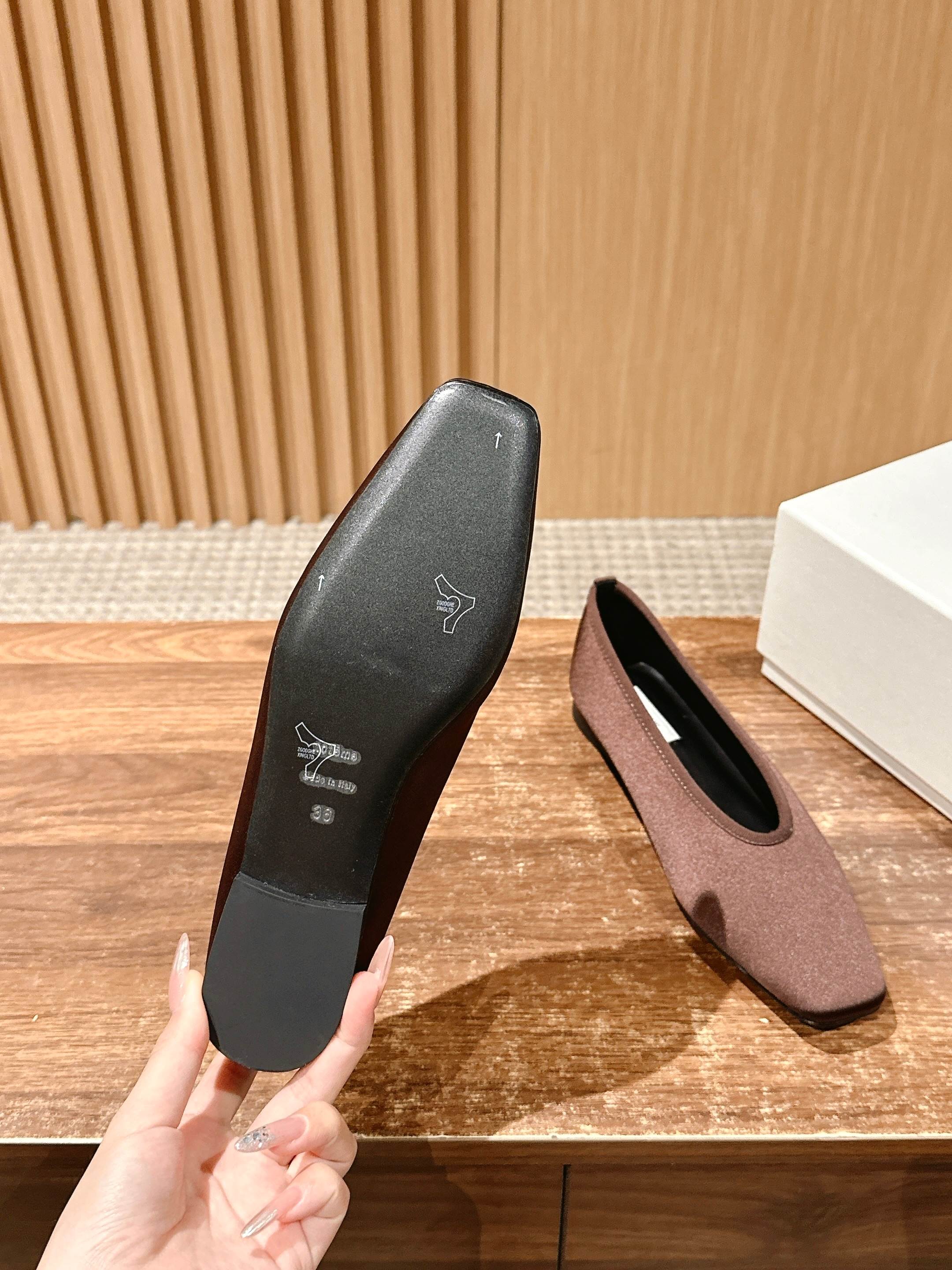 Toteme Black Flat Shoes with Gator Skin Corset Design for Comfort and Style - 图片 9
