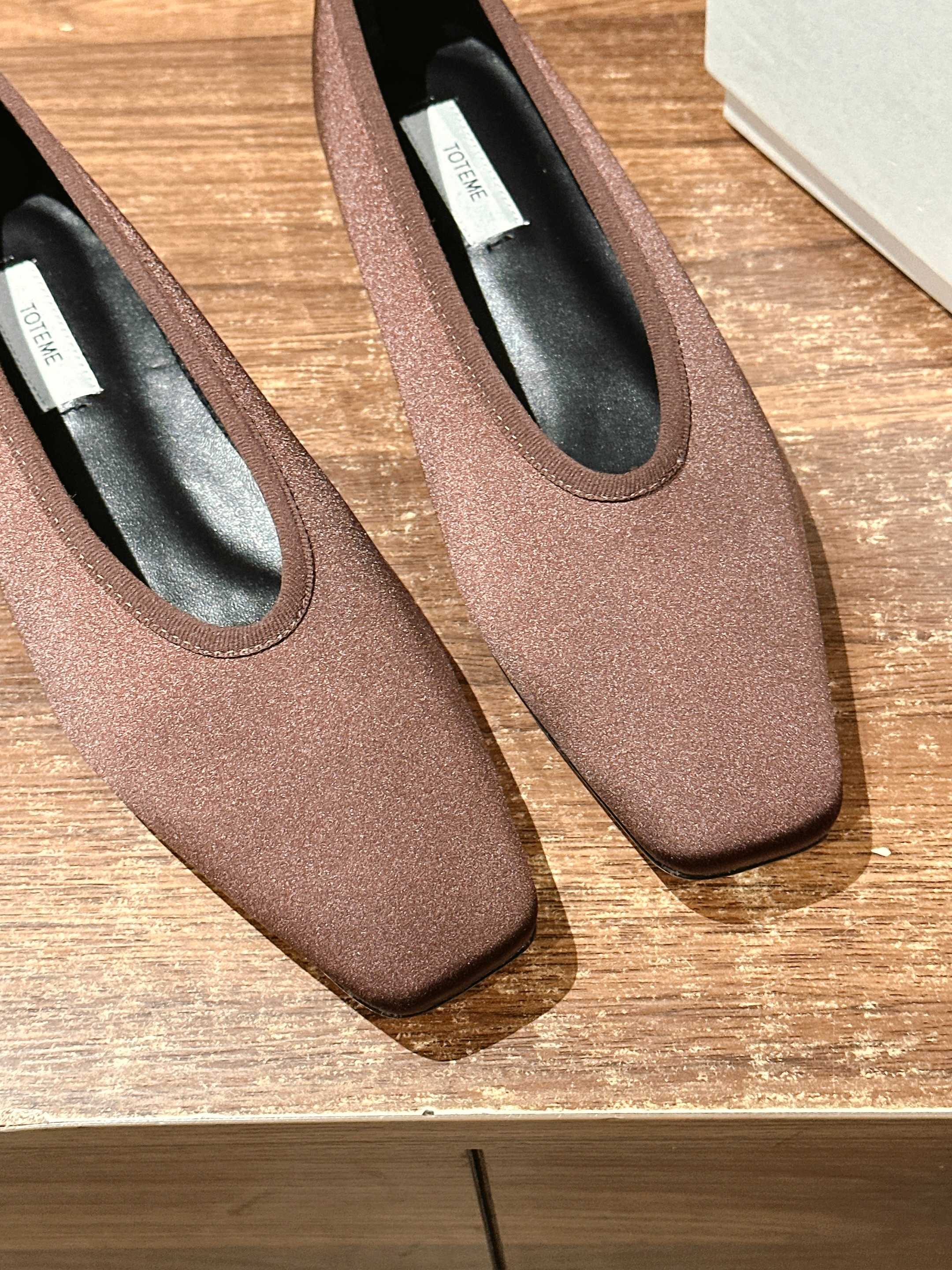Toteme Black Flat Shoes with Gator Skin Corset Design for Comfort and Style - 图片 7
