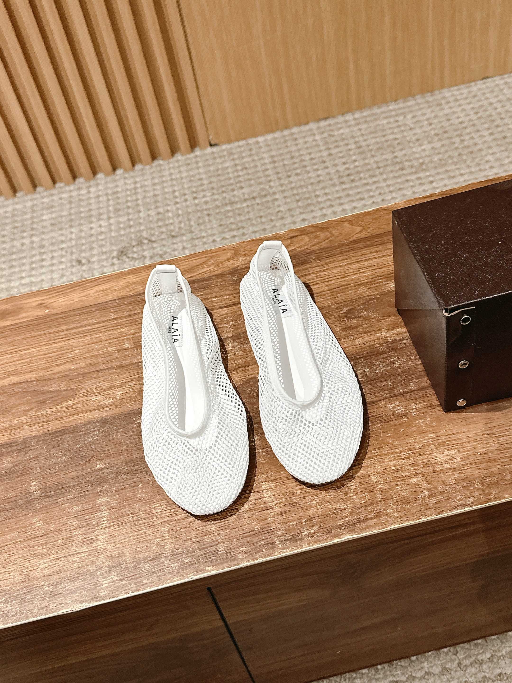 NO:406810,| Alaiya's one-foot fishing net shoes that you like at a glance. Lightweight, breathable, summer relaxed aesthetics, breathable mesh, sun and moonlight pour out to create a faint sense of transparency. The mesh design is full of breathable and not stuffy. The round head design releases toe space with thin socks or barefoot design that can be buckled for running without worrying about heeling. Size35-39 (40/41/42 custom-made, no return or exchange), single shoes19860909| 阿莱亚 一眼就喜欢的一脚蹬渔网鞋 轻盈透气夏日松弛美学透气网面日月光倾泻交织出若隐若现的透感美学 网面设计呼吸感拉满透气不闷热圆头设计释放脚趾空间搭配薄袜或光脚穿都可以搭扣的设计加持跑步都不用担心掉跟问题 Size35-39（40/41/42定做不退换）,单鞋,Women's Shoes