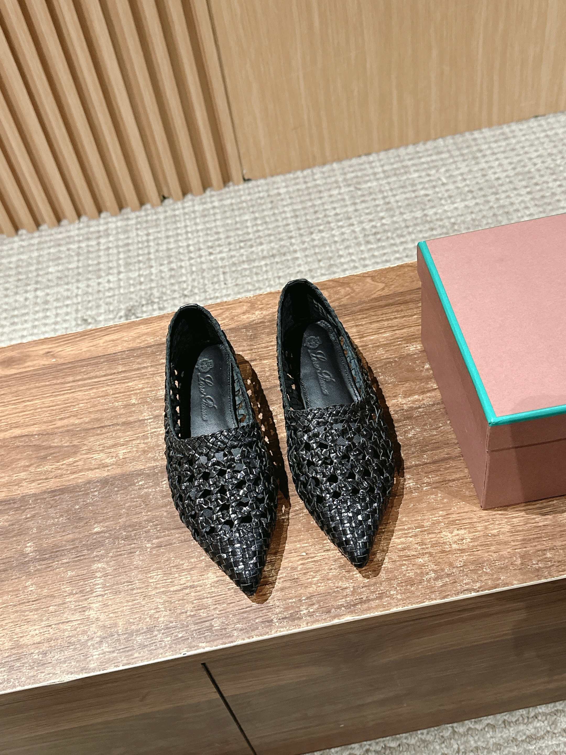 NO:406808,【官网】 #Nuoyoupianya Spring and Summer New Cowhide Handwoven Hollow Loafers Old Qian Style Retro Single Shoes The design of Leon Loafers is inspired by the iconic Summer Charm style and is equipped with exquisite leather soles. It is an ideal choice for the warm season. Each pair of shoes is handmade by craftsmen and uses a half-bag structure to provide the wearer with an extraordinary and comfortable experience. Due to the handmade craftsmanship, each piece may be slightly different in details. The upper is mat texture and the open design is elegant and transparent. The upper is customized with pure handmade cowhide and super heavy industry!  Inner footbed water dyed cowhide Italian imported leather outsole Size 35/36/37/38/39/40 (40 no return or exchange), single shoes, loafers, cowhide, Leather soles19860909【莞产】 #诺悠翩雅春夏新款牛皮手工编织镂空乐福鞋老钱风复古单鞋 Leon乐福鞋的设计灵感源自标志性Summer Charm款式,配有精致的皮革鞋底,是温暖季节的理想之选.每一双鞋均由工匠手工打造,采用半袋式结构,为穿着者提供卓越非凡的舒适体验.由于采用手工匠制工艺,每件作品在细节上可能略有不同.鞋面呈现席纹纹理,开放式设计优雅通透. 鞋面定制纯手工牛皮编织 超重工！ 内里垫脚水染牛皮 意大利进口真皮大底 尺码35/36/37/38/39/40（40不退换）,单鞋,loafers,cowhide,Leather soles,Women's Shoes