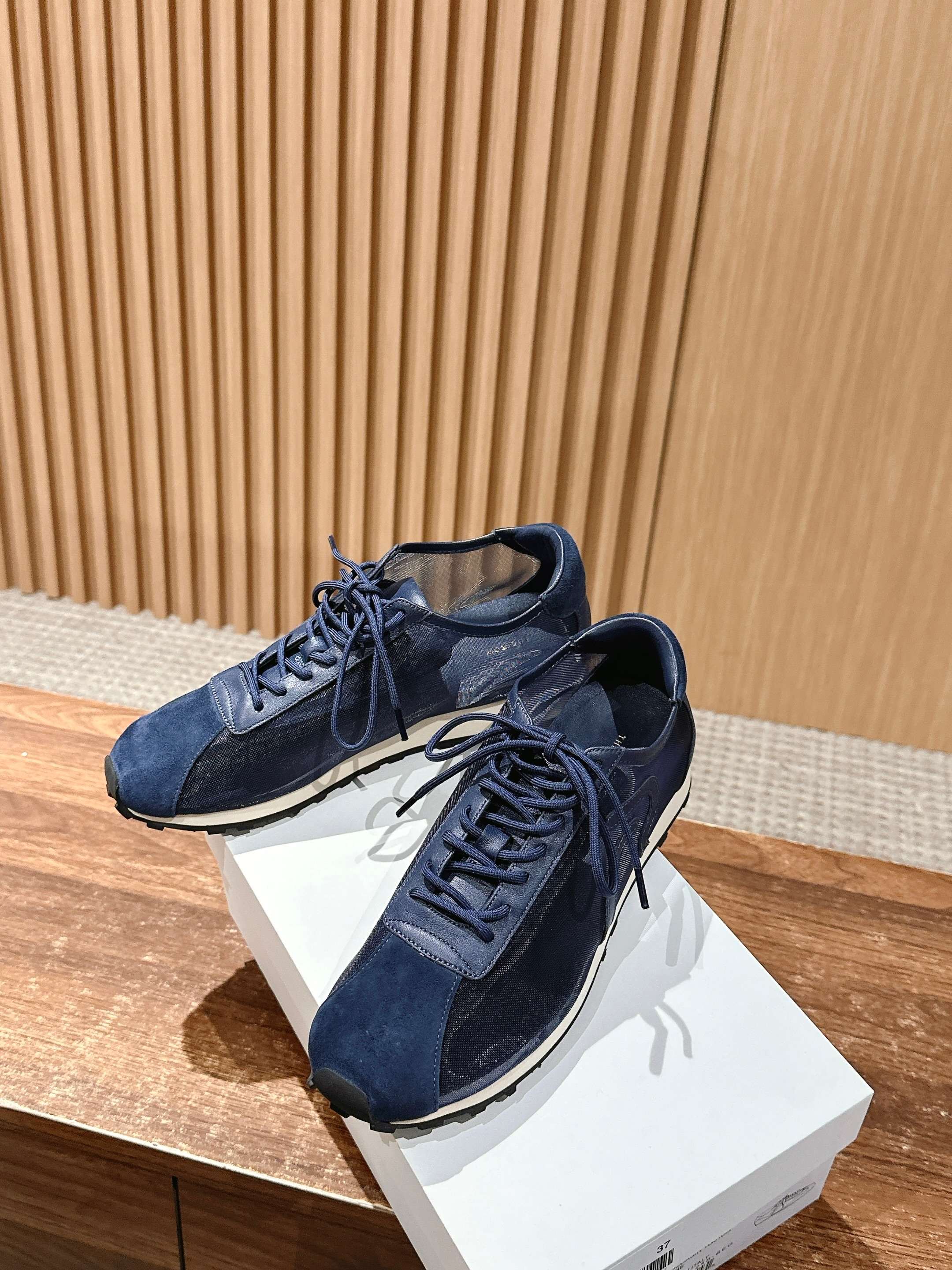 Therow Web-Based Sneakers: Comfortable and Stylish Footwear for Leisure - 图片 4