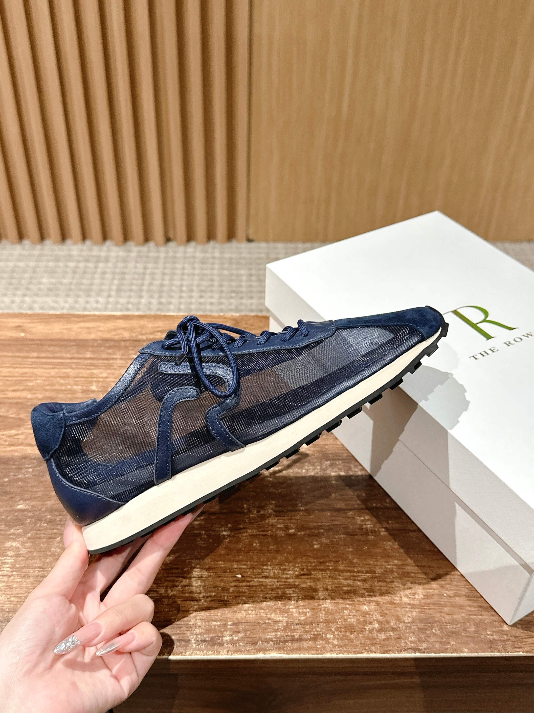 Therow Web-Based Sneakers: Comfortable and Stylish Footwear for Leisure - 图片 5