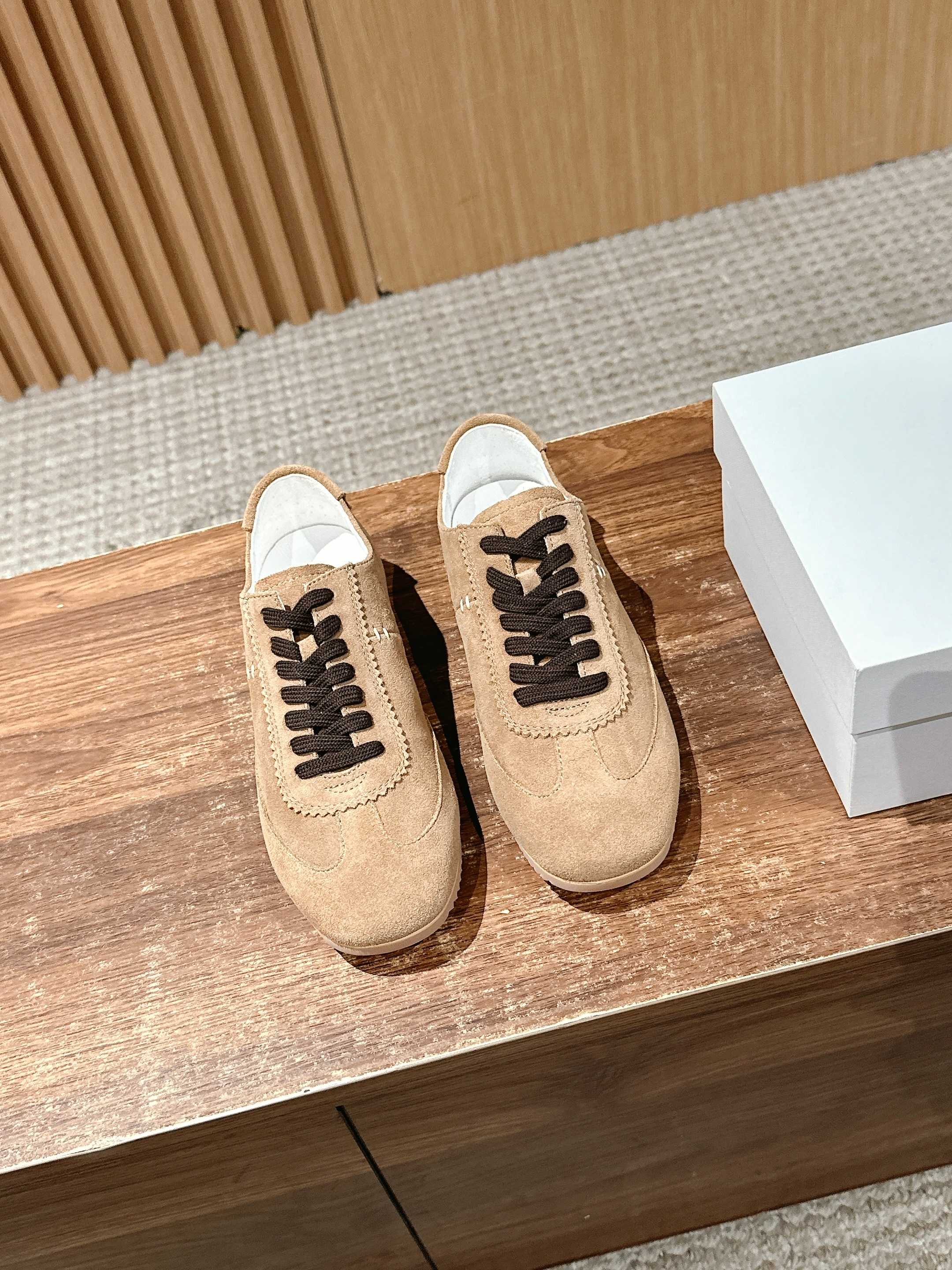 NO:406804,[Dongguan] # New German training sports shoes, keep casual minimalist to the end. Therow can always be trusted by minimalism, very soft and comfortable, a very versatile pair of shoes. The feel of the foot like a cloud, so comfortable that I don’t want to take it off! The facial structure fabric is made of imported ox back-velvet leather splicing and very layered!  Fat and thin feet are suitable for making your legs look thin. The key is that they are really super soft and there will be no problem with foot scratching. There is no problem when going out shopping and hiking. This pair of genius shoes will fall in love with genius when worn. It is low-key and unique. You can wear it with these genius shoes effortlessly and you can wear it to create a fashionable feeling. It is a must-have shoe cabinet for wear all year round!  Fabric: Imported small-body cattle with delicate back hair inner lining: imported mixed-bred sheepskin, the foot pad is also imported mixed-bred sheepskin 3cm high elastic latex heart mat Outsole: mold rubber sole Size 35/36/37/38/39/40 (40 no return or exchange), casual shoes/sports shoes, sneakers, sheepskin19860909【莞产】 # 新款德训运动板鞋,将休闲极简进行到底 极简永远可以相信Therow,很m非常柔软舒适,很百搭的一双鞋.云朵般的脚感,舒服到不想脱下! 面部结构面料采用进口胎牛反绒真皮拼接又很有层次感！ 胖脚瘦脚都适合显腿细,关键是真的超柔软,完全不会有磨脚问题,出门逛街出游爬山都完全没问题 这双德训鞋只要穿上就会爱上TA的软糯,低调又不失个性,随便穿搭能配上这双德训鞋毫不费力就能穿出时尚感,一年四季可穿鞋柜必备！ 面料:进口小胎牛反毛手感细腻 内里:进口混种羊皮,垫脚也是进口混种羊皮3cm高弹乳胶垫心 大底:模具橡胶大底 尺码35/36/37/38/39/40（40不退换）,休闲鞋/运动鞋,sneakers,sheepskin,Women's Shoes