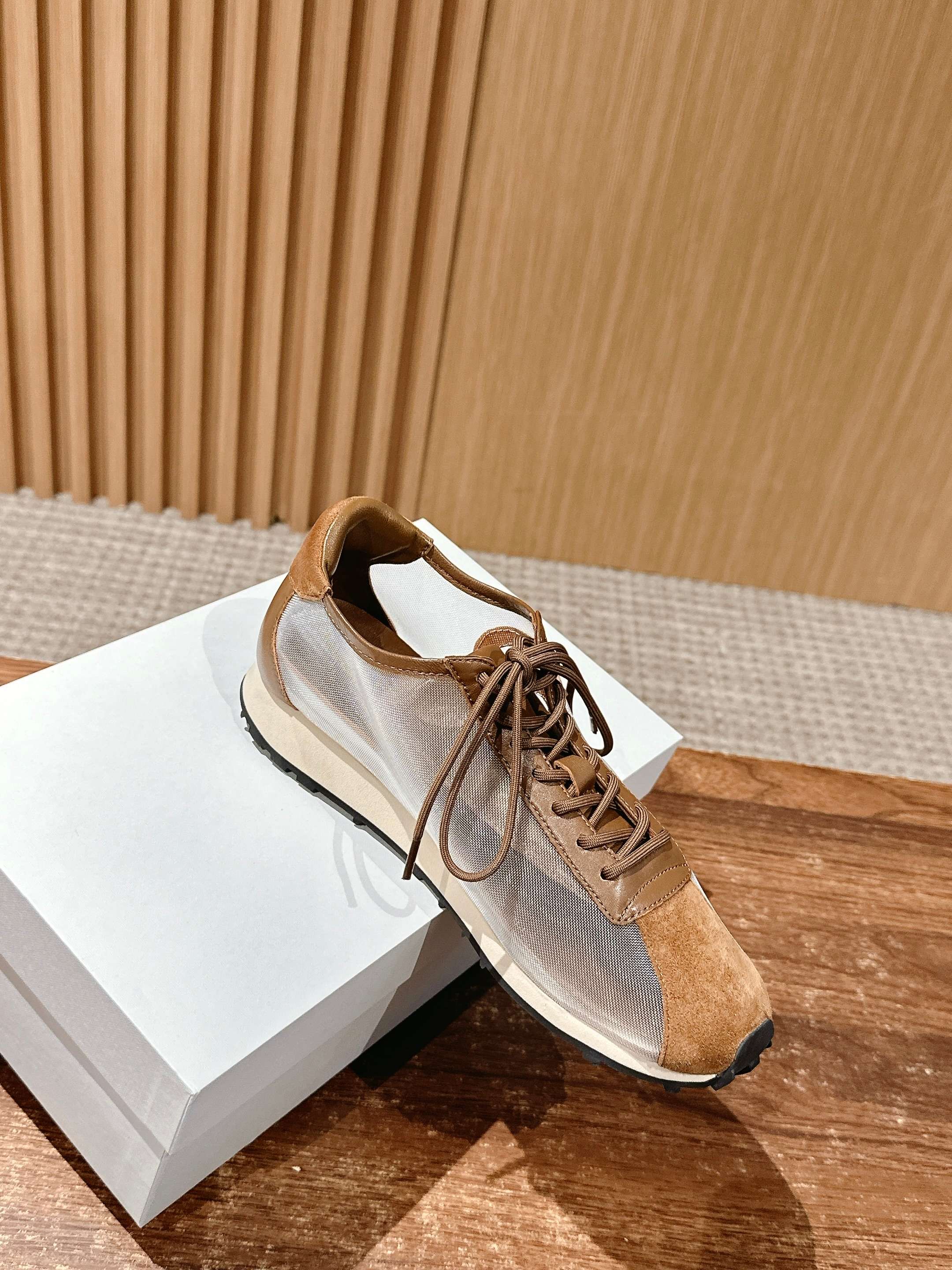 Therow Web-Based Sneakers: Comfortable and Stylish Footwear for the 21st Century - 图片 3