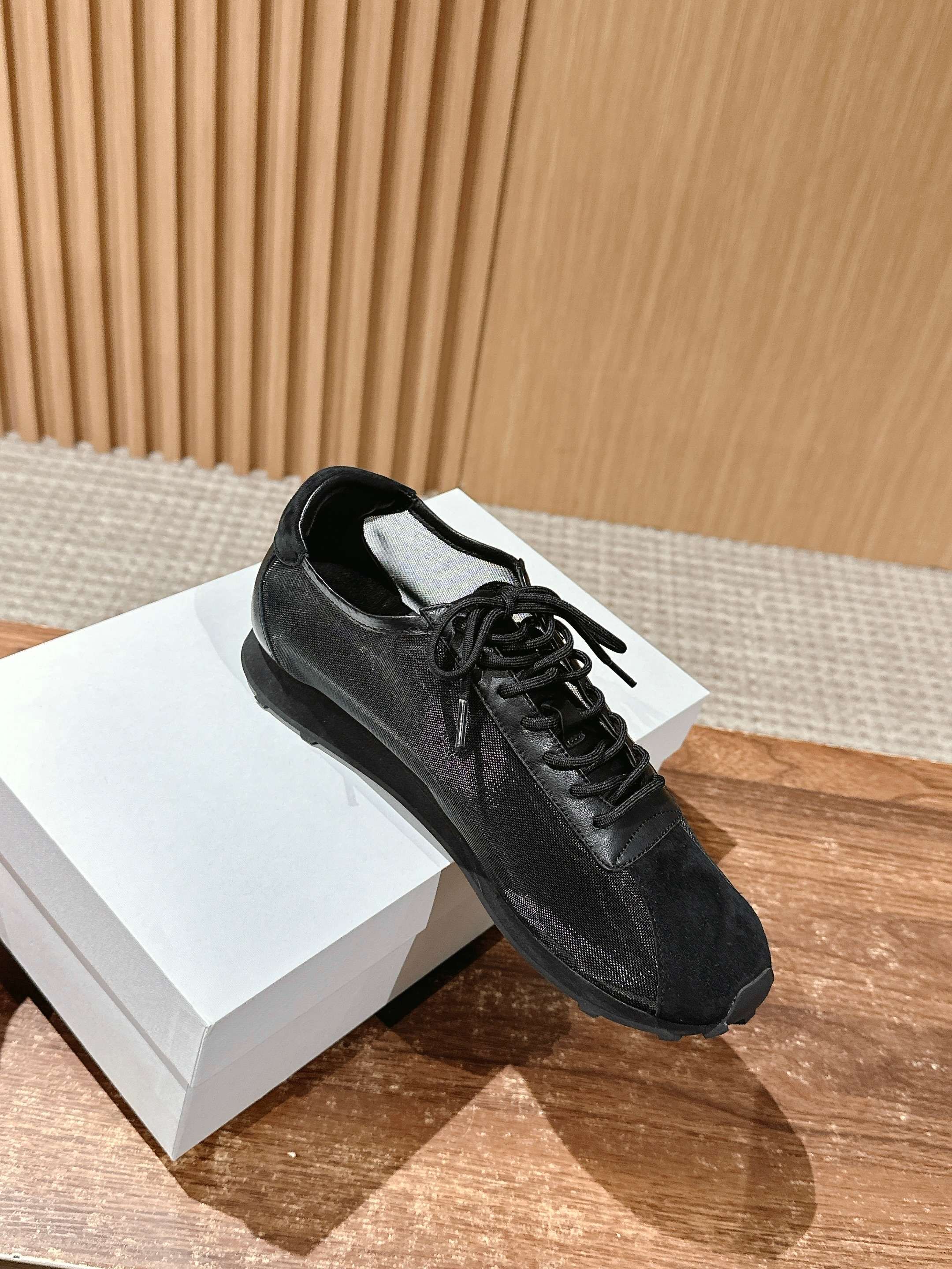Therow Web-Based Sneakers: Comfortable and Stylish - 图片 3