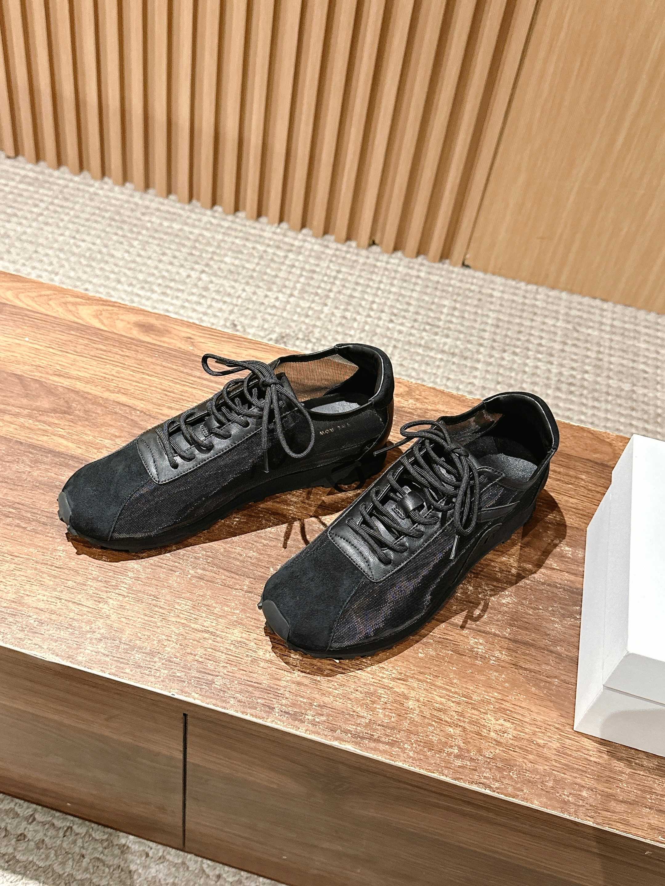 Therow Web-Based Sneakers: Comfortable and Stylish - 图片 2