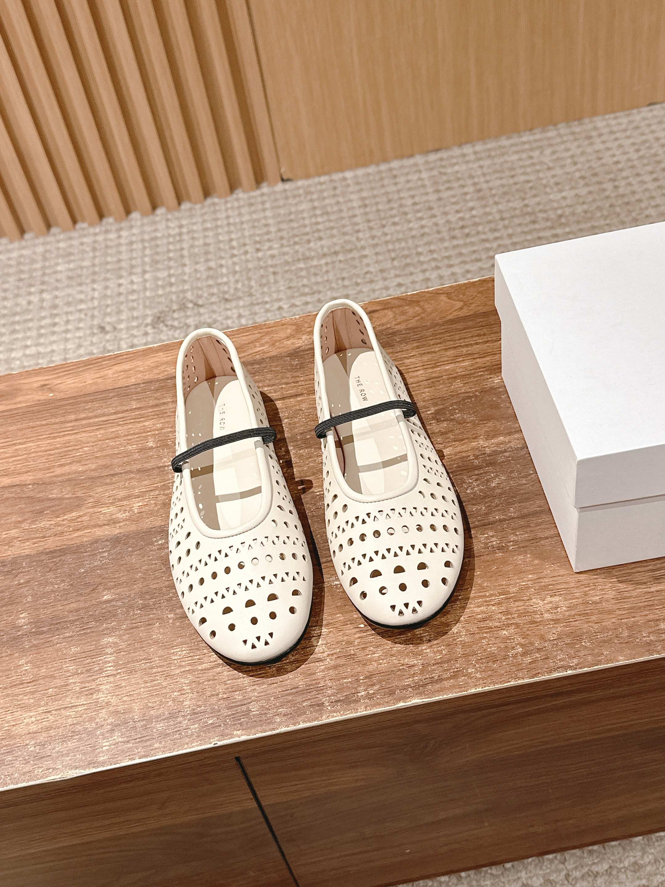 NO:409066,【官网】 #Summer cool retro hollowed-out one-strip Roman flat ballet shoes The row is always at the forefront of fashion. The simpler it looks, the more exquisite the materials. Although it is niche, it is very high-end. There is no large design but small details everywhere. The excellent leather texture and last craftsmanship make people fall in love with it at first sight. Retro Mediterranean Roman hollow elements, round toe shoe shape does not look stupid and gives more possibilities for wear. The toe is not visible in the toe design, and the hollow design is breathable and not stuffy. The upper is imported from Italian calfskin, which is soft and glutinous. It has a strong feel and is elastic, shiny and beautiful, comfortable and not tight, and has a baby skin-like touch. The shoe bed is fully padded with 5mm latex, which enhances the feeling of the foot to comfort. It is soft and rebounding and does not tiring your feet for a long time. It gives your feet gentle care and effectively relieves walking fatigue.  The ankle elastic straps are freely adjusted in size, which can accommodate all kinds of feet, making them more comfortable and heeled. The double strap design on the outside just looks beautiful to cover the cumbers and only simplicity. Genuine leather sole. Fabric imported Italian calfskin. Inner imported sheepskin. Heel height 1cm. Size 35/36/37/38/39/40 (40 no return or exchange), single shoes, cowhide, sheepskin, Leather soles19860909【莞产】 #夏日清凉复古镂空一字带罗马平底芭蕾鞋 The row总是走在时尚去最前沿,看着简单越是极简,越讲究材料、它虽然小众但是很高级,没有大设计但处处都是小细节,出色的皮料质感和楦型工艺让人一眼爱上. 复古地中海罗马镂空元素,圆头鞋型不显憨笨赋予更多穿搭可能性,包头设计看不到脚趾,镂空设计透气性贼好不闷脚. 鞋面进口意大利小牛皮,软软糯糯很Q弹.手感好有弹性张弛有力,光泽靓丽舒适不紧绷, 婴儿肌肤般触感. 鞋床全垫贴合5mm乳胶,增强脚感为舒适加持,松软回弹久踩不累脚,给双脚温柔呵护,有效缓解行走疲劳. 脚踝松紧带自由调节尺寸,能包容各种脚型,让穿着更舒适更跟脚,外侧双袢带设计,正好美观遮住了饰扣的繁琐,只剩下简约 真皮大底 面料进口意大利小牛皮 内里进口羊皮 大底真皮大底 跟高1cm 码数35/36/37/38/39/40（40不退换）,单鞋,cowhide,sheepskin,Leather soles,Women's Shoes