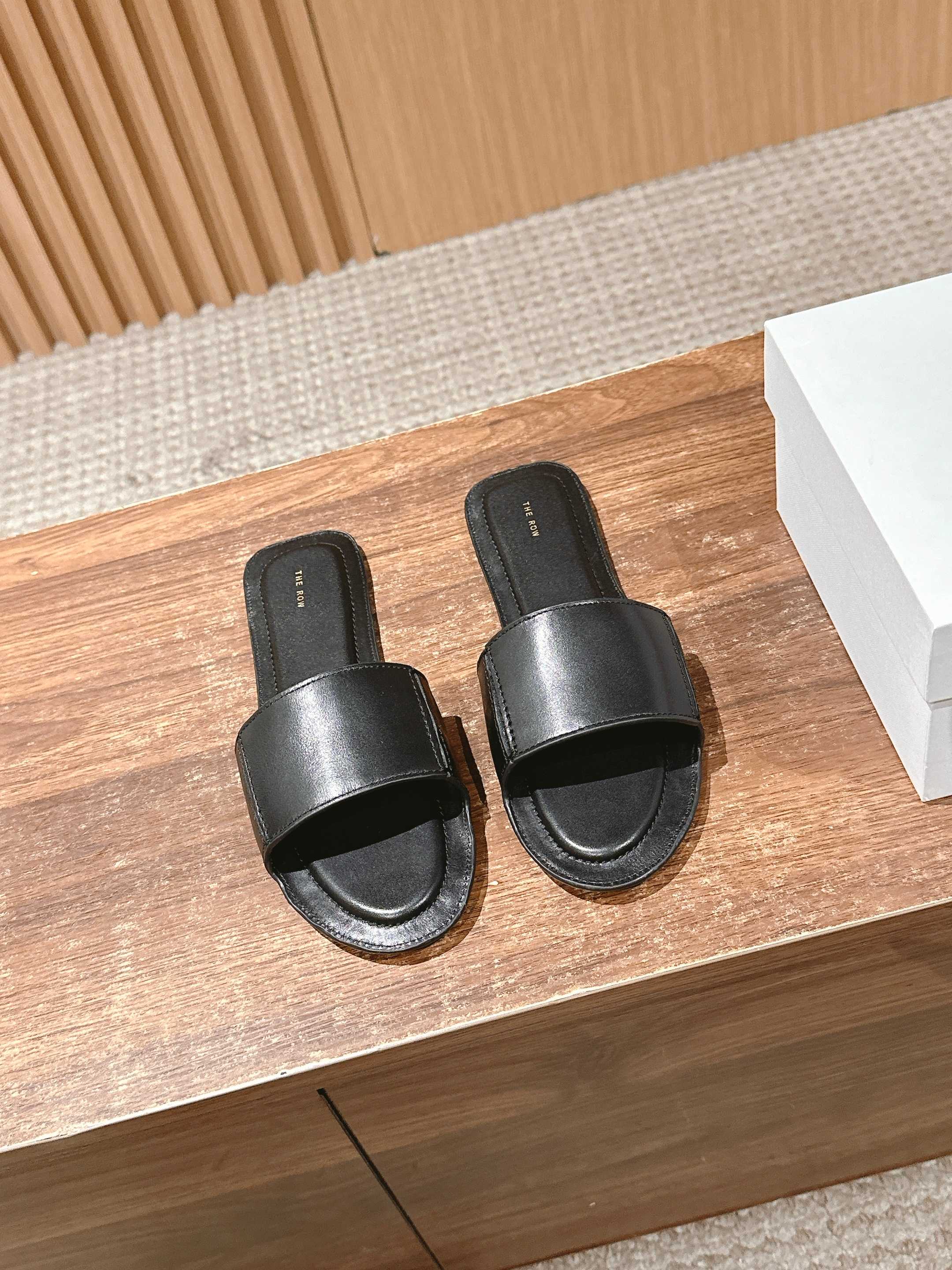 NO:409065,【Dongguan】 #New spring and summer flat slippers Minimalist design style, daily match with skirts and pants, all look invincible!  The upper is made of original custom leather, inner foot pad mixed-bred sheepskin, original imported cowhide, size 35/36/37:38/49/40 (40 no return or exchange), slippers, slippers, skirts, cowhide, sheepskin19860909【莞产】 #春夏新品平底拖鞋 极简主义的设计风格 日常随心搭配裙子 裤子 都无敌好看！ 鞋面采用原版定制皮料 内里垫脚混种羊皮 原意大利进口牛皮大底 尺码35/36/37:38/49/40（40不退换）,拖鞋,slippers,skirts,cowhide,sheepskin,Women's Shoes