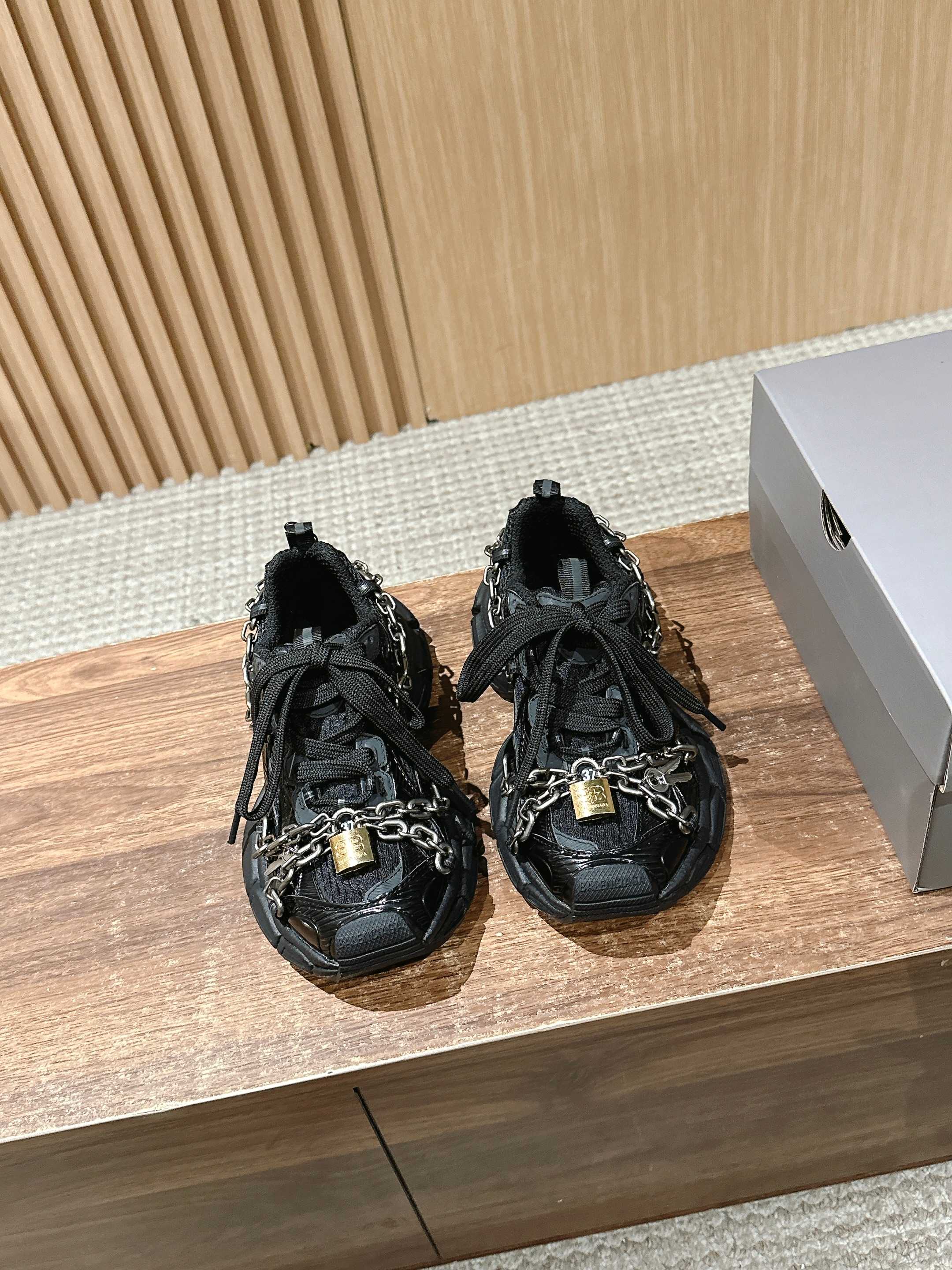 NO:409064,Balenciaga new chain childlike lock dad shoes couples shoes continue the Track Trainer. While the outdoor contour and complex upper structure, a new design is added. The upper is decorated with iron chains. The toe is equipped with childlike locks and key decoration, engraved with double B letter details. Retro dad shoes. The heel elongation is inspired by TECHNO CLOG made of clogs. It is the first to unveil a variety of materials and colors, including gloss, mesh, matte and wood grain. The heel and tongue are added to the contrasting webbing decoration. The foot is on the feet to ensure you are satisfied and cool!  The toe is decorated with the Balenciaga logo, the tongue is decorated with the 3XL rubber brand logo, embellished with reflective details, and the back top and tongue are equipped with pull tabs to embellish reflective details. A dad shoe with a full set of fashion and fashionable feel, with a full set of original packaging!  Size35-44 (45 customized non-return and exchange), daddy shoes, balenciaga, balenciaga19860909巴黎世家新款链条童心锁老爹鞋情侣款 鞋款延续 Track Trainer 户外轮廓和复杂鞋面结构的同时,增加全新设计,鞋面装饰铁链,鞋头配有童心锁和钥匙装饰,刻有双B字母细节,复古老爹鞋,后跟拉长灵感来自木屐打造的 TECHNO CLOG,为 TPU模制鞋款,率先亮相多种材质和颜色,包括亮面、网面,哑光及木纹,后跟及鞋舌增加撞色织带装饰,上脚保证你满意、炫酷！鞋头饰以Balenciaga标识,鞋舌上饰以3XL橡胶品牌标志,点缀反光细节,后帮及鞋舌设有拉袢,点缀反光细节.潮流时尚感拉满的一款老爹鞋,配全套原包装！ Size35-44（45定做不退换）,老爹鞋,balenciaga,balenciaga,Women's Shoes