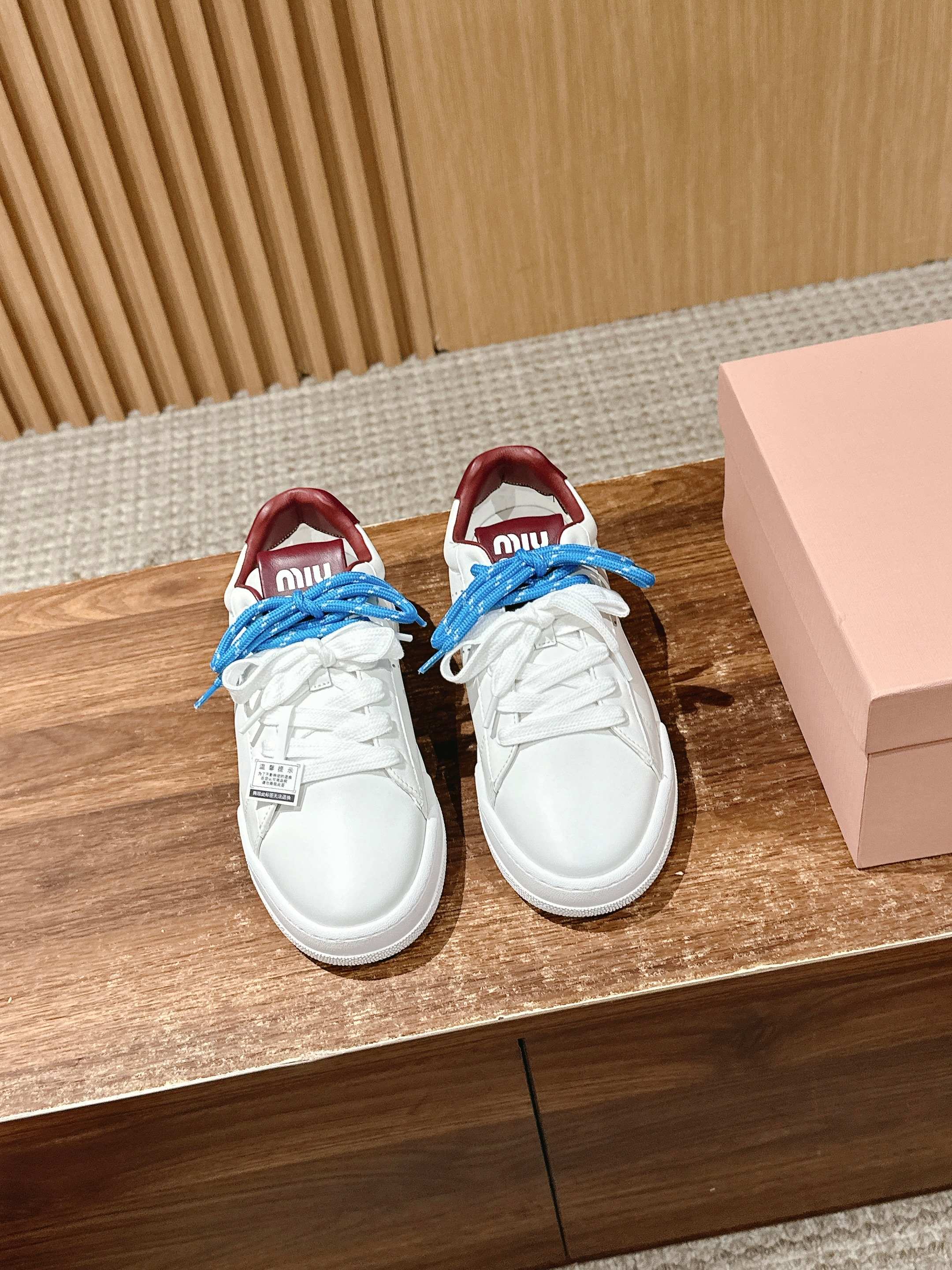 NO:409056,[Dongguan] #Miao Miao's new lace-up casual sneakers are a popular model for bloggers at home and abroad! The main feature is a sweet and casual style, plus the soft and glutinous leather, making the foot comfortable! This sneaker is made of bleached cowhide, with contrasting color logos on the tongue and collar, showing the classic style. The deliberate retro look and leisurely feminine temperament permeate the new leather sneakers. The bleaching process creates subtle and exquisite tones. The screen-printed logo is bold and leaping with the tongue and back. This leather sports shoe has a modern silhouette and unique design inspiration. Imported calfskin upper, high-quality mixed-bred sheepskin footbed, footwear latex padding, outsole: lightweight rubber foamed outsole, outsole light and comfortable, sole thickness: 3cm Size 35/36/37/38/39/40 (40 custom-made, no return or exchange), casual shoes/sneakers, cowhide, sheepskin, outsole, 3cm, size 35/36/37/38/39/40 (40 custom-made, no return or exchange), casual shoes/sneakers, cowhide, sheepskin19860909【莞产】 #缪缪新款系带休闲运动鞋 国内外博主刷爆的一款！主打的就是一个甜美休闲范儿,加上软软糯糯的皮质,上脚舒适度爆棚！ 这款运动鞋选用漂白牛皮打造,鞋舌与鞋领饰有撞色徽标,彰显经典格调,刻意而为的复古观感与闲适惬意的女性气质弥漫于新款皮革运动鞋中,漂白工艺营造微妙精致色调,丝网印刷徽标大胆跃与鞋舌和背面这款皮革运动板鞋,附有现代廓形,别致的设计灵感. 鞋面进口小牛皮 内裡优质混种羊皮 垫脚羊皮乳胶垫 大底: 轻质橡胶发泡大底 大底轻巧舒适 底厚: 3cm 码数35/36/37/38/39/40（40定做不退换）,休闲鞋/运动鞋,sneakers,cowhide,sheepskin,Women's Shoes