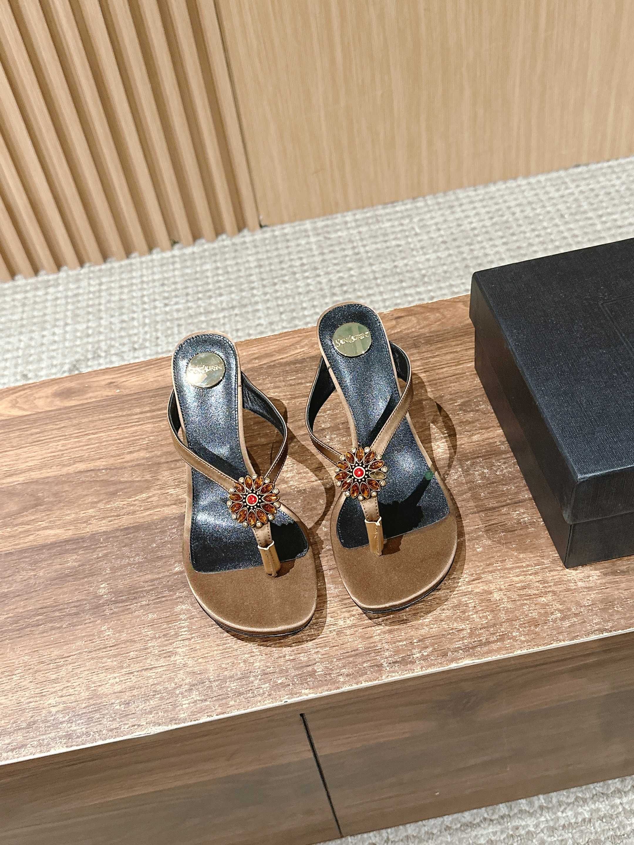 NO:409053,#Saint Laurent's new summer rhinestone clip-on high-heeled sandals, beautiful toe suffocating Size35/39 (40 custom made without return), split-toe shoes, saint laurent19860909#圣罗兰夏季新款水钻夹趾高跟凉拖 美到窒息 Size35/39（40定做不退换）,分趾鞋,saint laurent,Women's Shoes