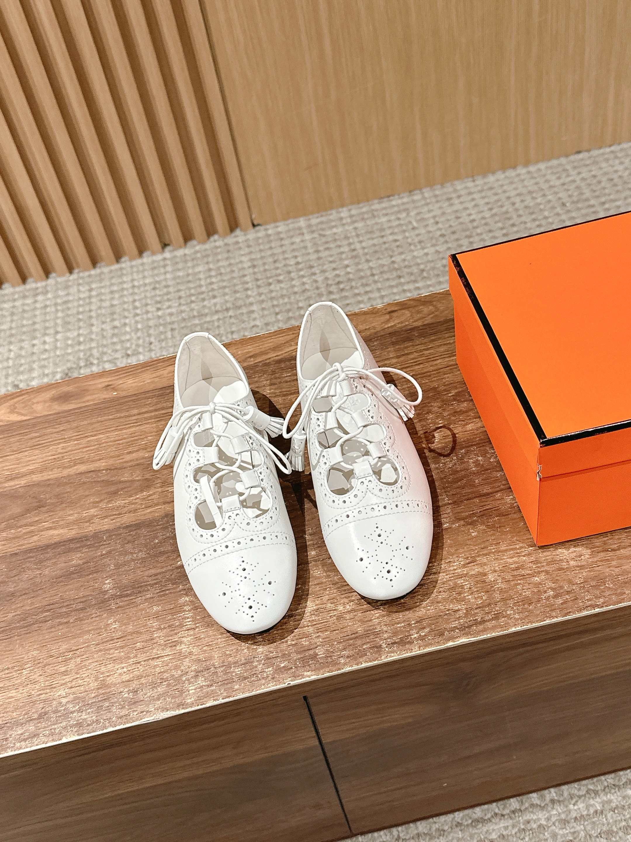 NO:409039,#Hermes new Brooke-style Mary Jane shoes, hollow carved punched flat-heeled leather shoes, holed Nappa leather Ghillies-style exposed-heeled sandals. Create a fashionable and soft look!  Classic square front panel, highly recognizable, Brock punching and footing, super versatile and fashionable, many celebrities and celebrities are planting grass, essential for spring and summer, casual and comfortable and advanced, super comfortable and unstoppable, Size35-39 (40 custom made without return), Mary Jane, hermes, sandals, mary jane19860909#爱马仕新款布洛克风玛丽珍鞋 镂空雕花冲孔平跟小皮鞋 镂孔Nappa皮革Ghillies风格露跟凉鞋.打造时尚柔美造型！经典的方头版型 搭配极具辨识度布洛克冲孔上脚超级百搭好看时髦 超多明星网红种草 春夏必备 随意舒适高级感 上脚超级舒适不勒脚 Size35-39（40定做不退换）,玛丽珍,hermes,sandals,mary jane,Women's Shoes