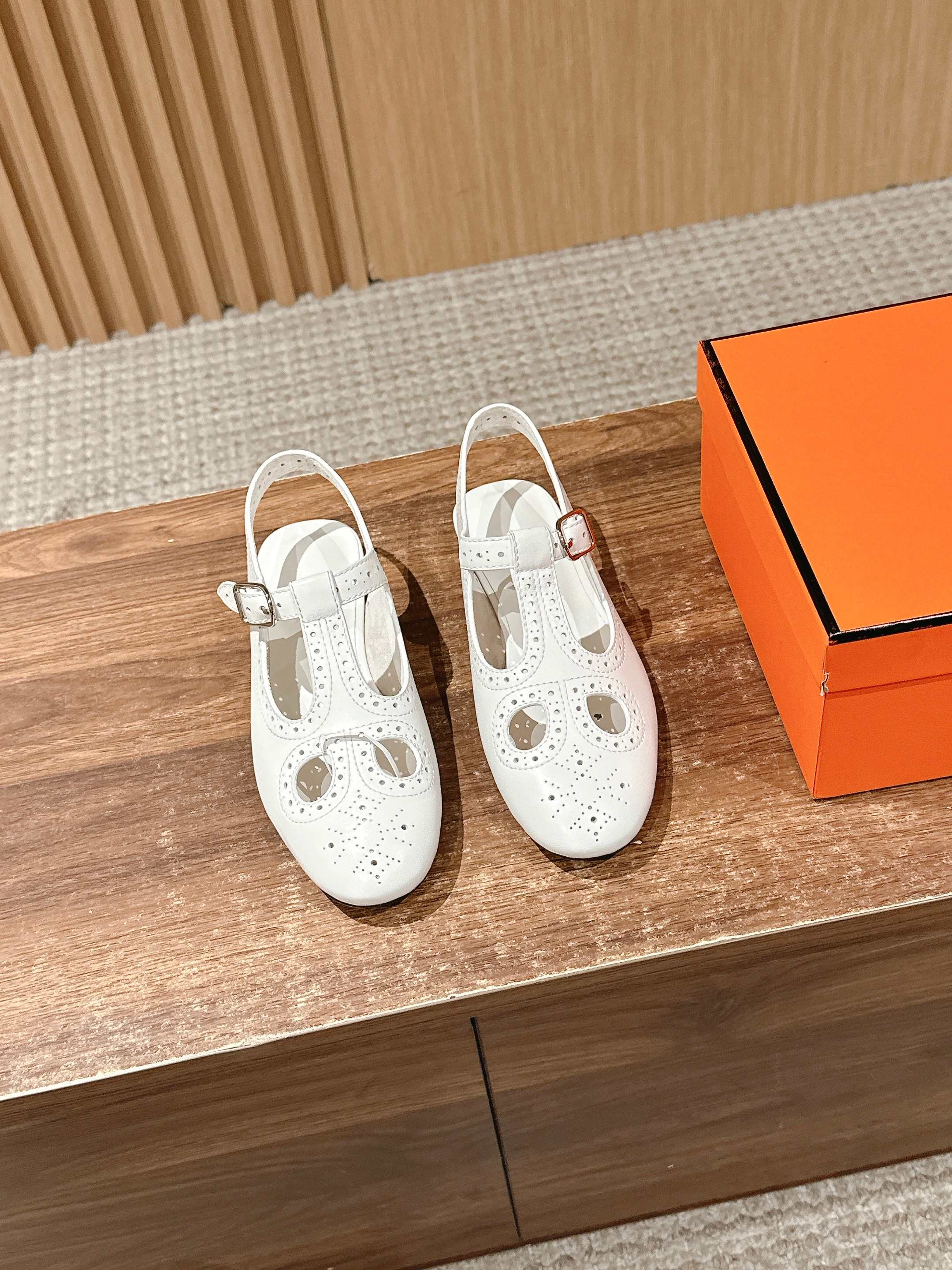 NO:409042,#Hermes new Kim heel sandals Mary Jane shoes Hollow carved punched flat sandals Hollow Nappa leather Ghillies style heel sandals. Create a fashionable and soft look!  Classic square front panel, highly recognizable, Brock punching and footing, super versatile and fashionable, many celebrities and celebrities are planting grass, essential for spring and summer, casual and comfortable and advanced, super comfortable and unstoppable, Size35-39 (40 custom made without return), Mary Jane, hermes, sandals, mary jane19860909#爱马仕新款Kim露跟凉鞋 玛丽珍鞋 镂空雕花冲孔平底凉鞋 镂孔Nappa皮革Ghillies风格露跟凉鞋.打造时尚柔美造型！经典的方头版型 搭配极具辨识度布洛克冲孔上脚超级百搭好看时髦 超多明星网红种草 春夏必备 随意舒适高级感 上脚超级舒适不勒脚 Size35-39（40定做不退换）,玛丽珍,hermes,sandals,mary jane,Women's Shoes