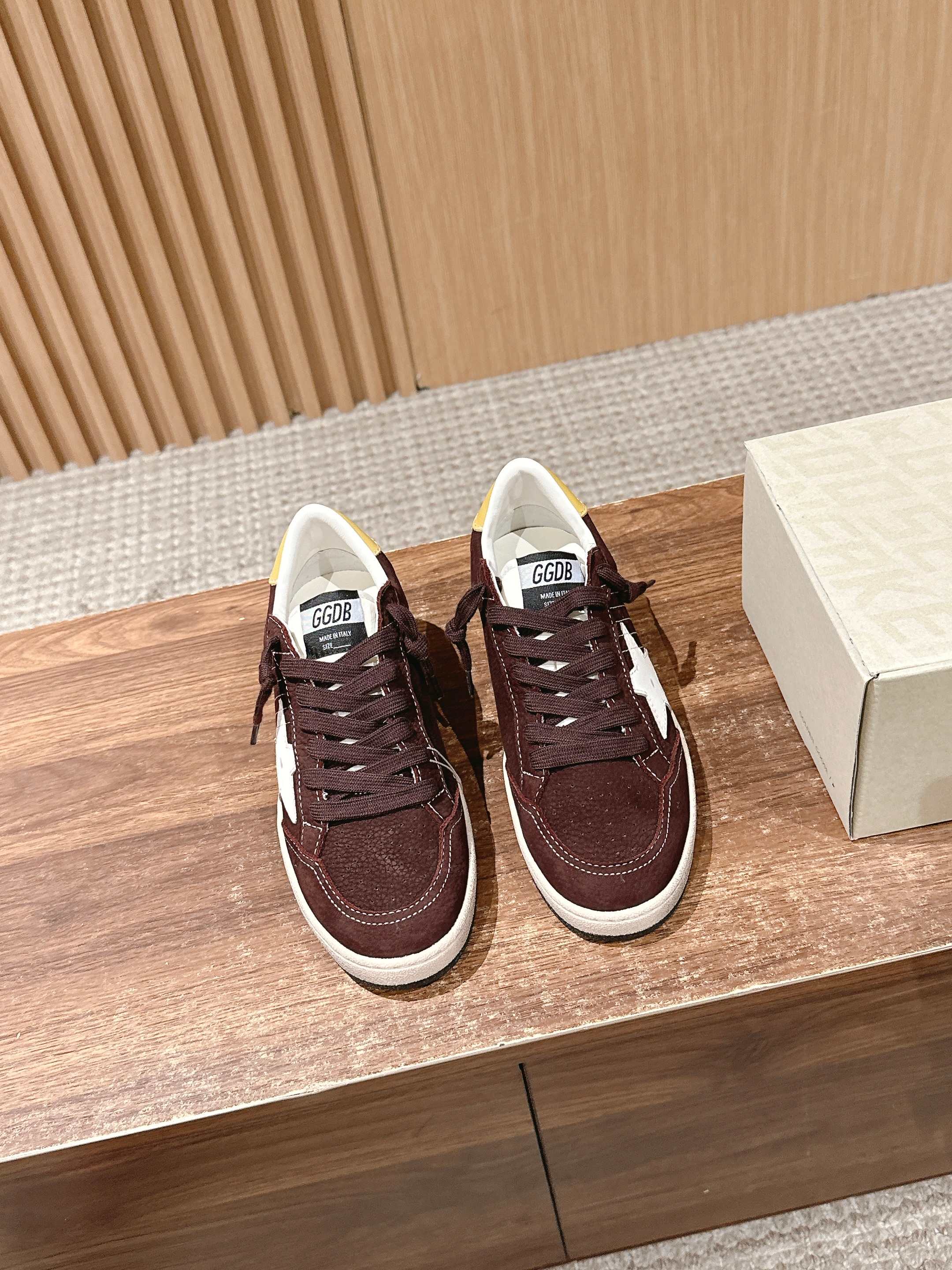 NO:409050,｜Golden Goose Deluxe Brand New color dirty shoes~~ To the point of being red, you can play with white shoes, and you can wear all kinds of dirty shoes!  Celebrity private server demonstration × It’s so versatile!  No need to worry about washing shoes anymore!  The best white shoes to wear, the last is the same as the original one. The round and flat toe is very formal, not bloated and delicate. The original custom cowhide (the essence of old making) inner towel + cowhide foot pad The original mold opening 3.5cm high-enhancing latex insole irregularly polished to make the upper, and even the soles are polished and worn. SIZE35-39 (40 custom made without return or exchange), casual shoes/sneakers, sneakers, cowhide19860909｜Golden Goose Deluxe Brand 新配色小脏鞋~~火红程度上怼小白鞋,下踩各类小脏鞋！明星私服上脚示范 ×就是这么百搭 ！再也不用担心洗鞋的问题啦！ 最好穿的小白鞋,楦型和原版无差了,圆扁的鞋头修的非常正,不臃肿很秀气 鞋面原版定制牛皮（做旧精髓所在） 内里毛巾+牛皮垫脚 原版开模3.5cm内增高乳胶鞋垫 不规则手工打磨做破鞋面,就连鞋底也是打磨做旧的 SIZE35-39（40定做不退换）,休闲鞋/运动鞋,sneakers,cowhide,Women's Shoes