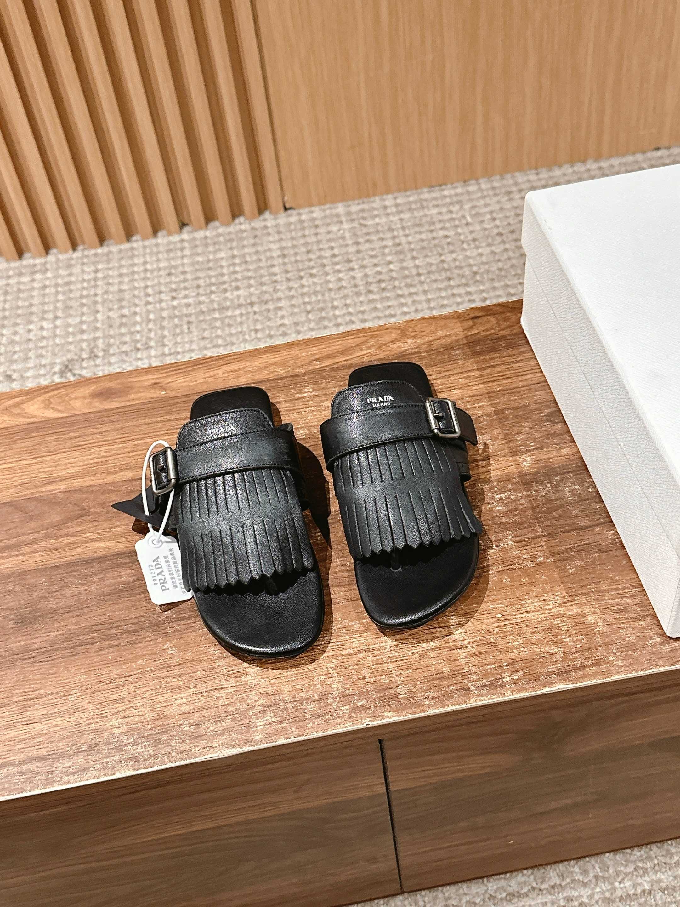 NO:409060,/Prada catwalk retro tassel shoes Brock carved with one foot and half drag, popular!  Show style, retro, fashionable, casual and versatile, fashionable and casual, unique taste, everyone loves and easily controls, it will explode every year. It is enough to conquer you, wear it, casual and fashionable, both without mistakes, simple and handsome on the feet, waxy, two-color leather, inner foot pad, transparent sheepskin, soft and delicate, rubber beef tendon thick sole, color treatment effect, Size35-41 (customized and unreturned, slippers, prada, slippers, sheepskin19860909/普拉达走秀款复古流苏鞋布洛克雕花一脚蹬半拖 爆款！走秀款 复古感时髦满满 随意百搭 时尚休闲 独到味道,人人都爱也轻松驾驭 每年都会爆.足以征服你,穿上它,休闲时髦 两不失误 上脚简单帅气 面料蜡感双色皮料 内里垫脚透染羊皮柔软细腻 橡胶牛筋厚底 擦色处理效果 Size35-41（40/41定制不退）,拖鞋,prada,slippers,sheepskin,Women's Shoes